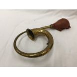 A VINTAGE BRASS CAR HORN. PLEASE NOTE NEEDS NEW RUBBER