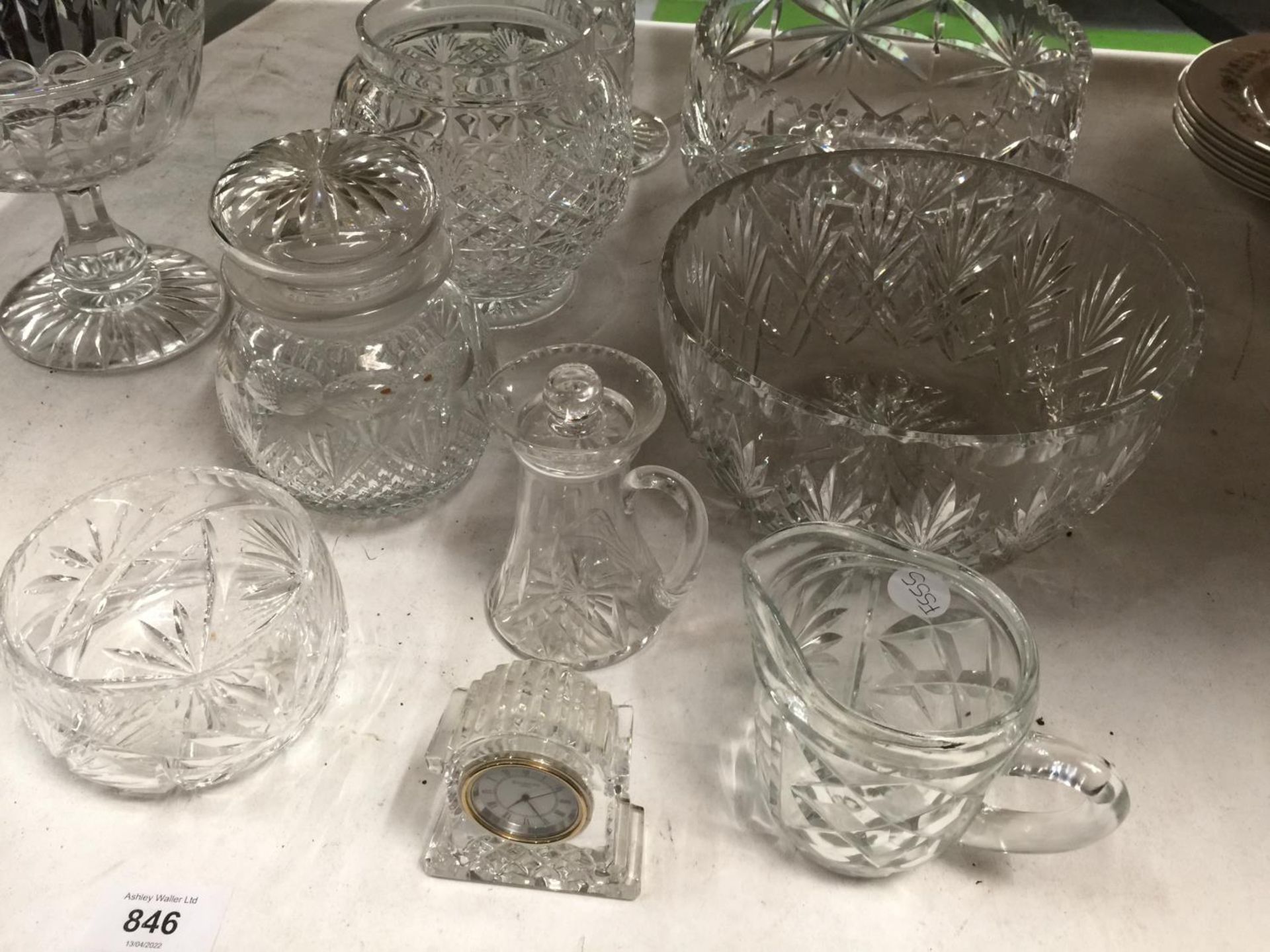 A QUANTITY OF GLASSWARE TO INCLUDE BOWLS, VASES, JUGS, ETC - Image 8 of 8