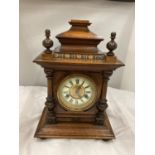 A MAHOGANY CASED MANTLE CLOCK WITH COLUMN DECORATION AND ROMAN NUMERALS HEIGHT 38CM, WIDTH 26CM,