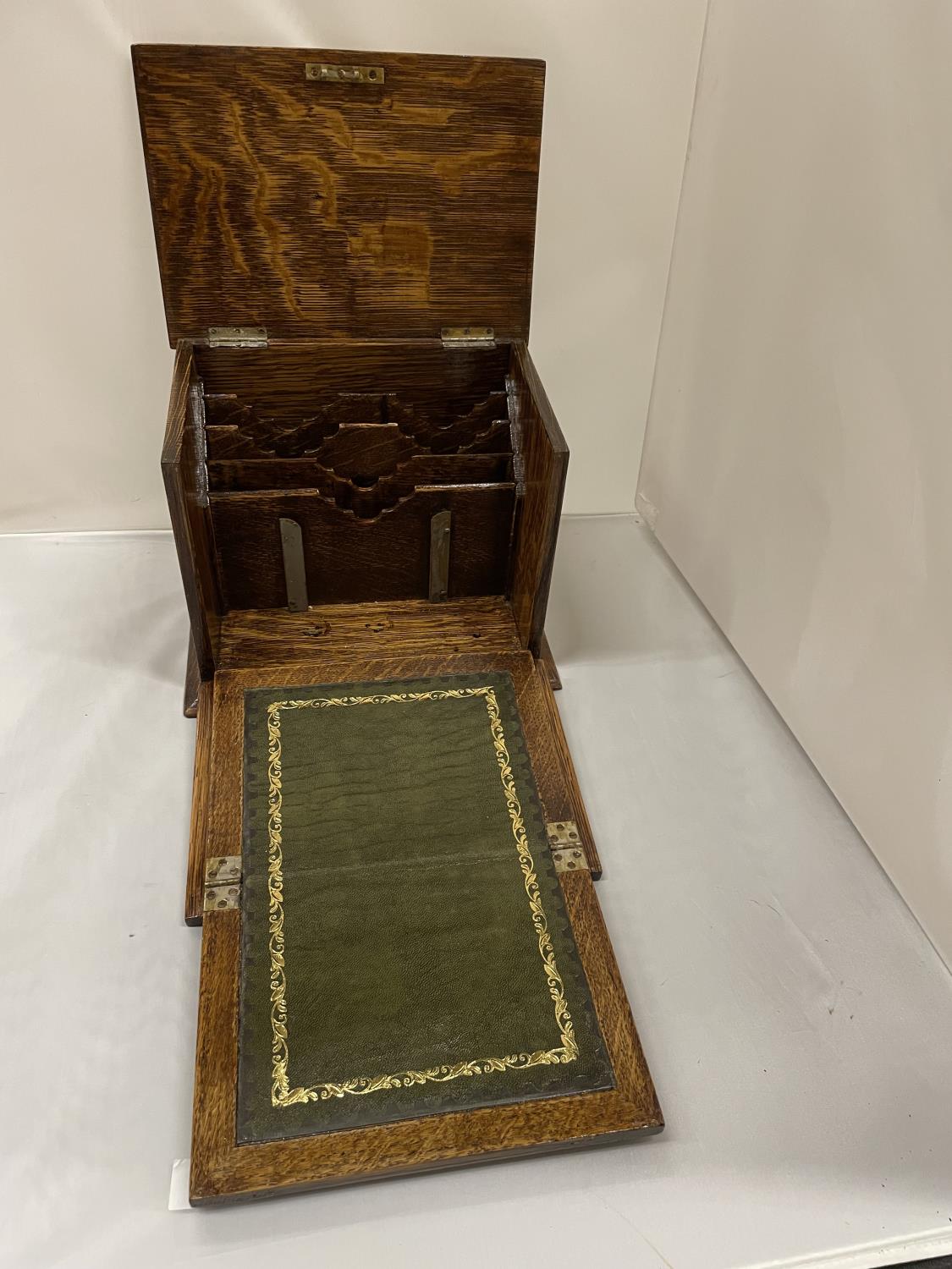 AN EARLY 20TH CENTURY OAK STATIONARY BOX WHICH OPENS TO A LEATHER WRITING DESK, SHIELD ON THE LID. - Image 4 of 6