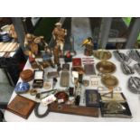 A QUANTITY OF ITEMS INCLUDING A VINTAGE SPIRIT LEVEL, FIGURES, TOUCANS, ROLLS RAZOR, BRASS CANON,