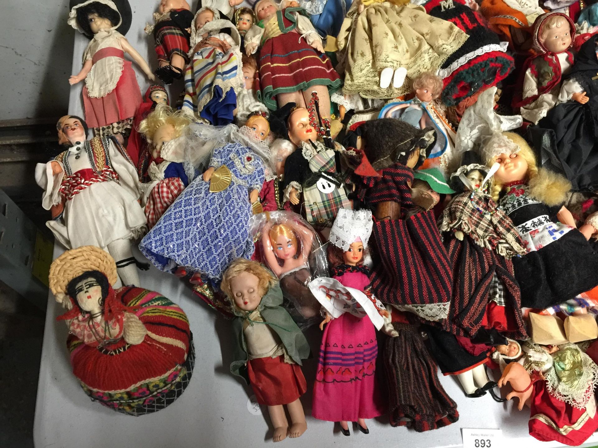 A LARGE QUANTITY OF COLLECTABLE DOLLS IN VARIOUS COSTUMES - Image 2 of 6