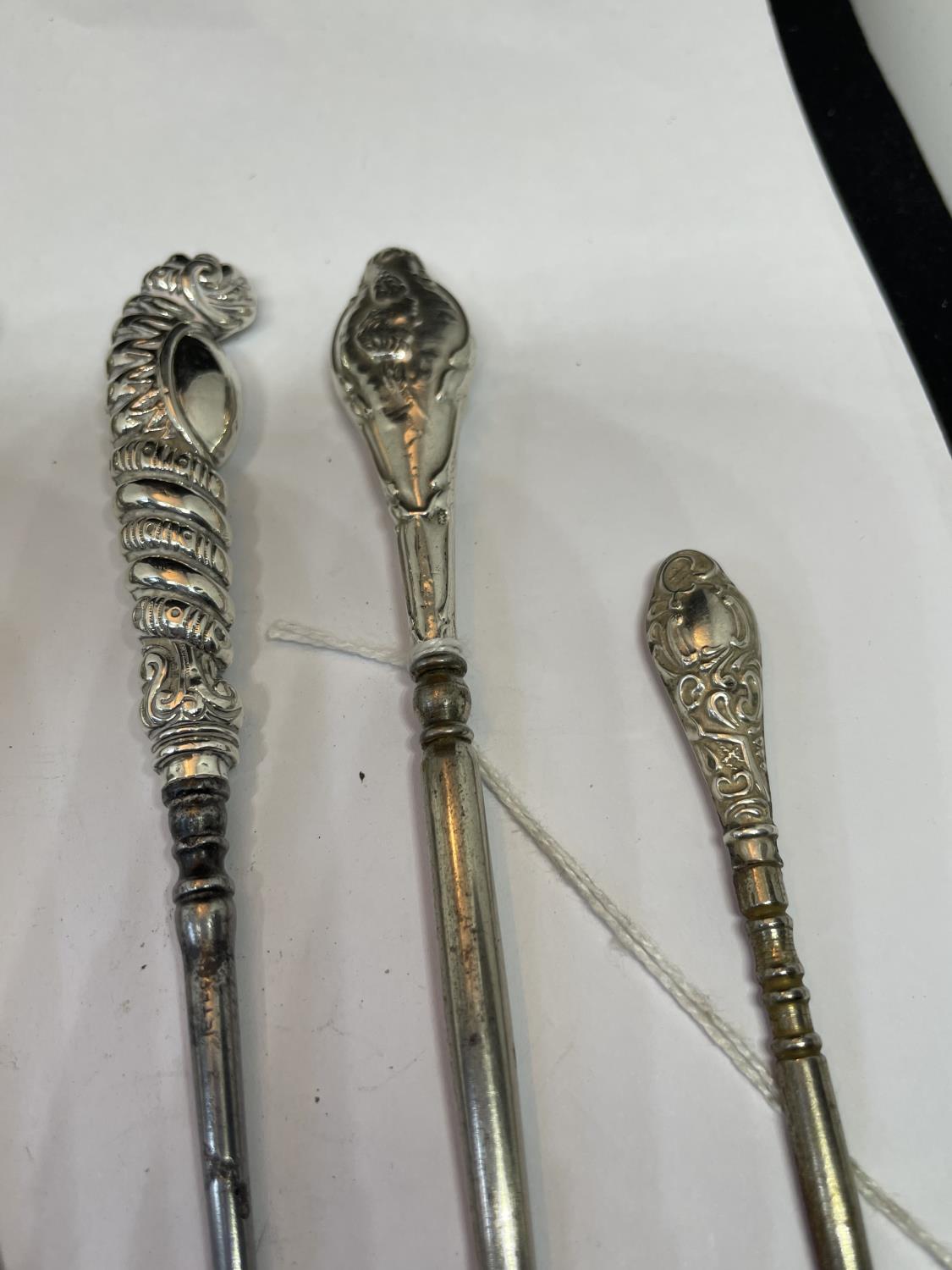 FIVE SILVER HANDLED ITEMS TO INCLUDE BUTTON HOOKS AND SHOE HORNS - Bild 3 aus 3