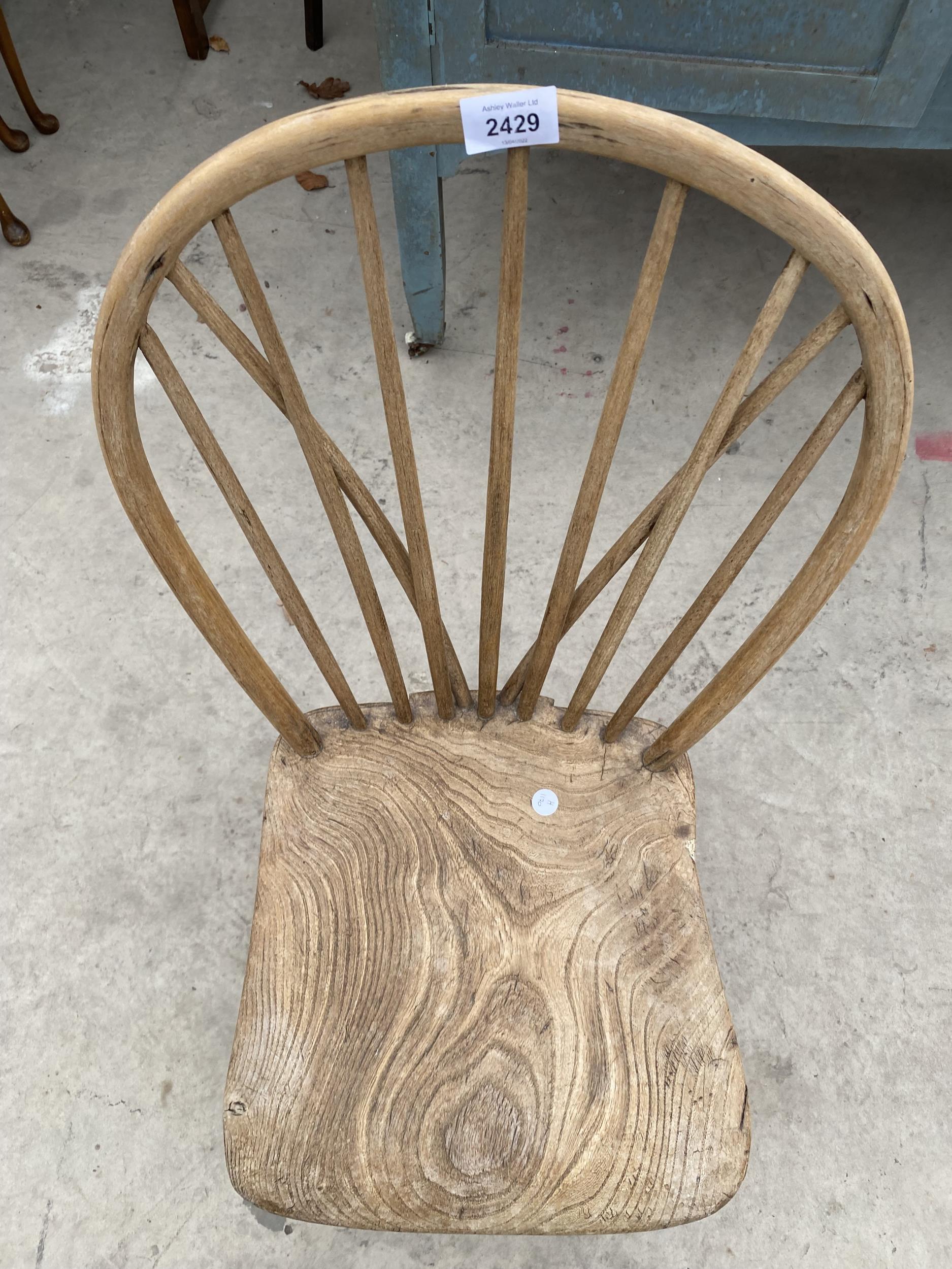 A CHILDS ELM AND BEECH WINDSOR STYLE CHAIR - Image 4 of 4