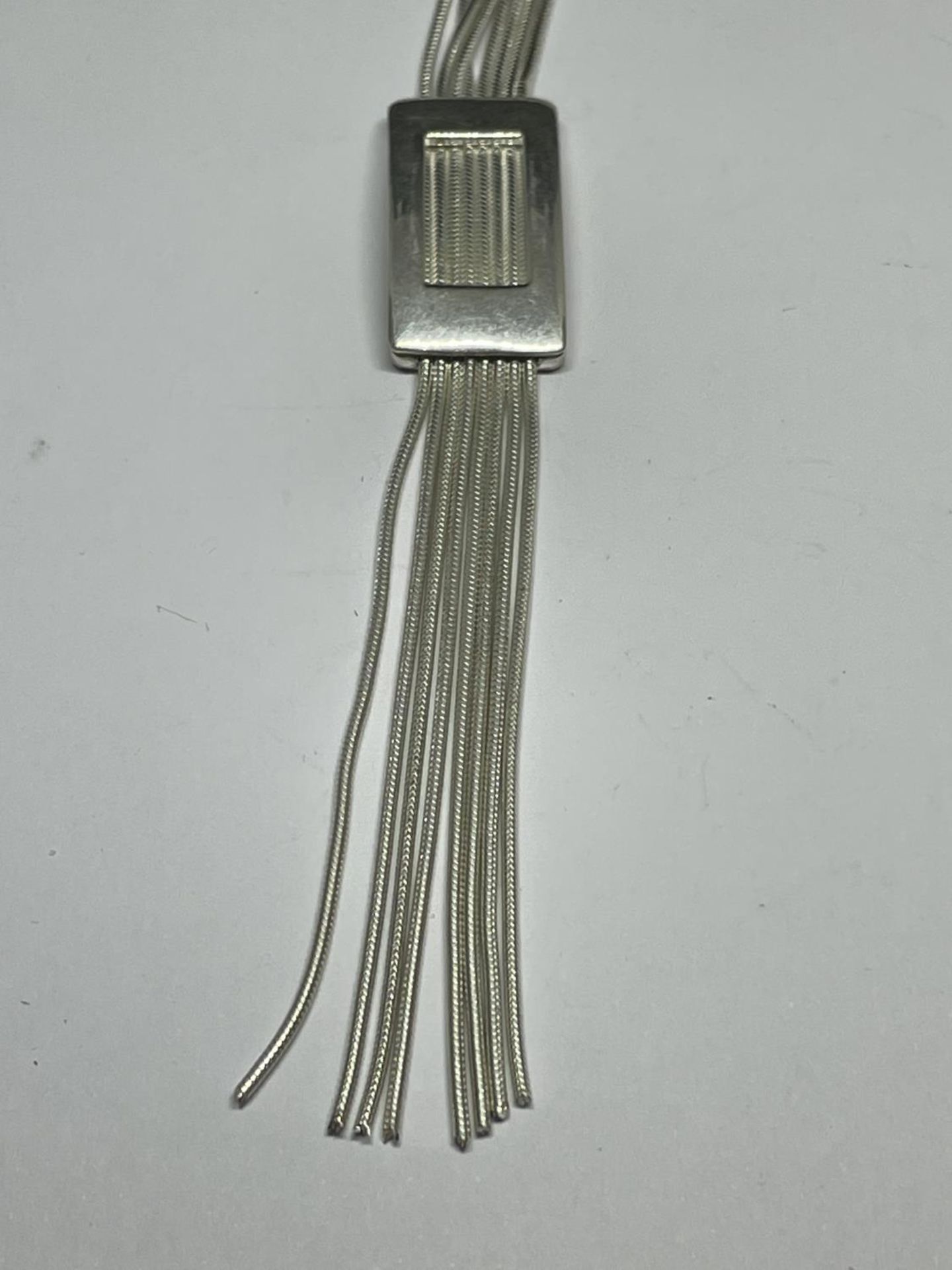 A MODERN STYLE FOUR STRAND MARKED SILVER NECKLACE WITH INTEGRATED OBLONG PENDANT AND TASSELS - Image 4 of 4