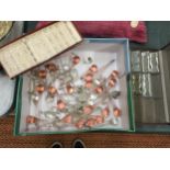 A QUANTITY OF GLASS DROPLETS, SMALL MIRRORED TILES AND GLASS TILES FOR LAMPS, ETC
