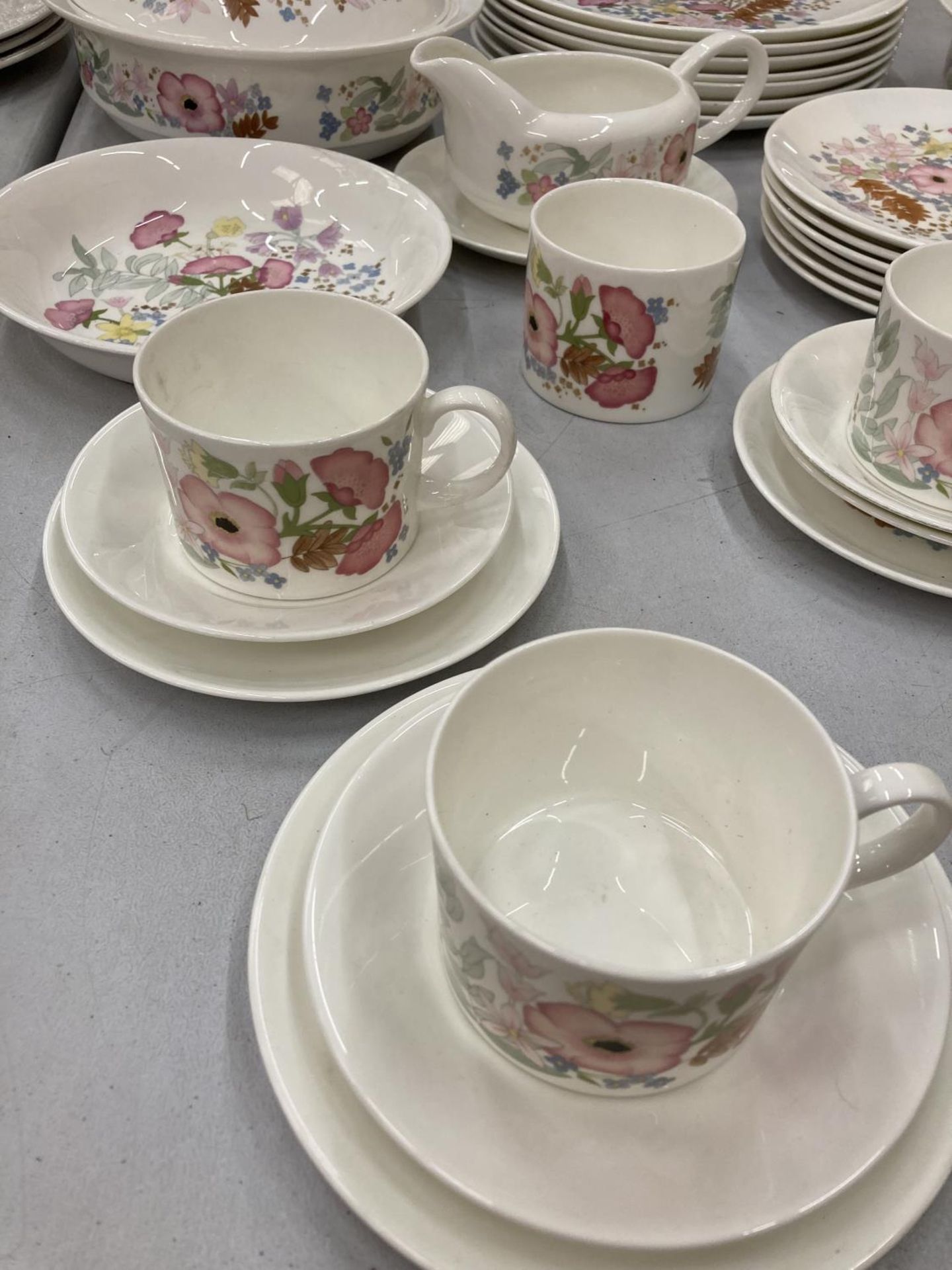 A COLLECTION OF WEDGWOOD 'MEADOW SWEET' DINNERWARE TO INCLUDE CUPS AND SAUCERS, DINNER AND SIDE - Image 3 of 6