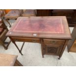 AN EDWARDIAN MAHOGANY SINGLE PEDESTAL DESK WITH INSET LEATHER TOP, 35X21"