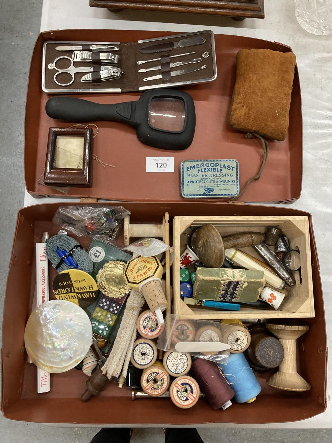 A CASE CONTAINING A VARIETY OF COLLECTABLES TO INCLUDE A MAGNIFYING GLASS, COTTON REELS, LETTER