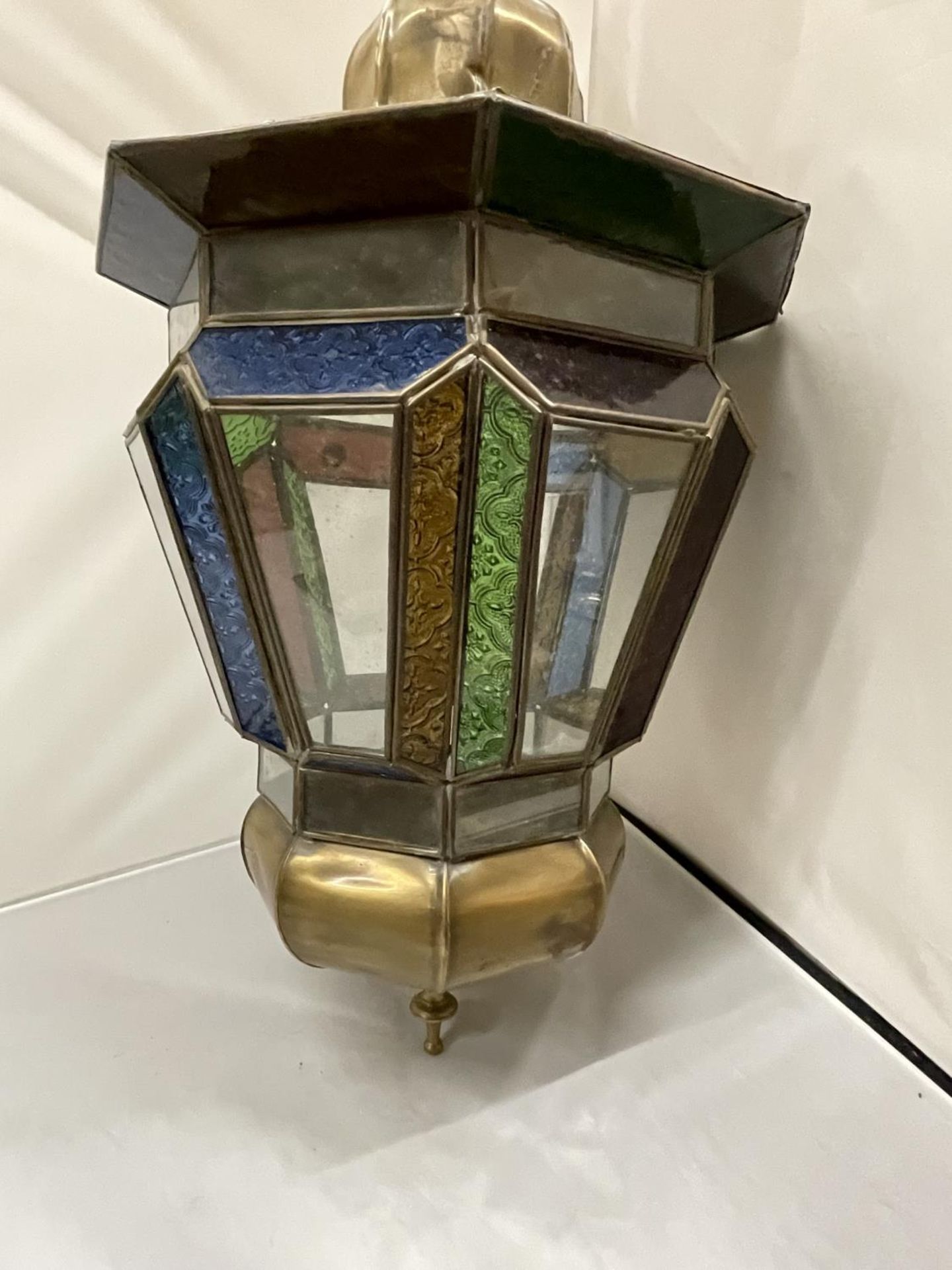 A MORROCAN STYLE BRASS AND COLOURED GLASS LARGE PENDANT LIGHT - Image 3 of 4