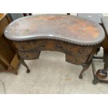 AN EARLY 20TH CENTURY KIDNEY SHAPED DESK WITH ROPE EDGE, FIVE DRAWERS, ON CABRIIOLE LEGS, WITH