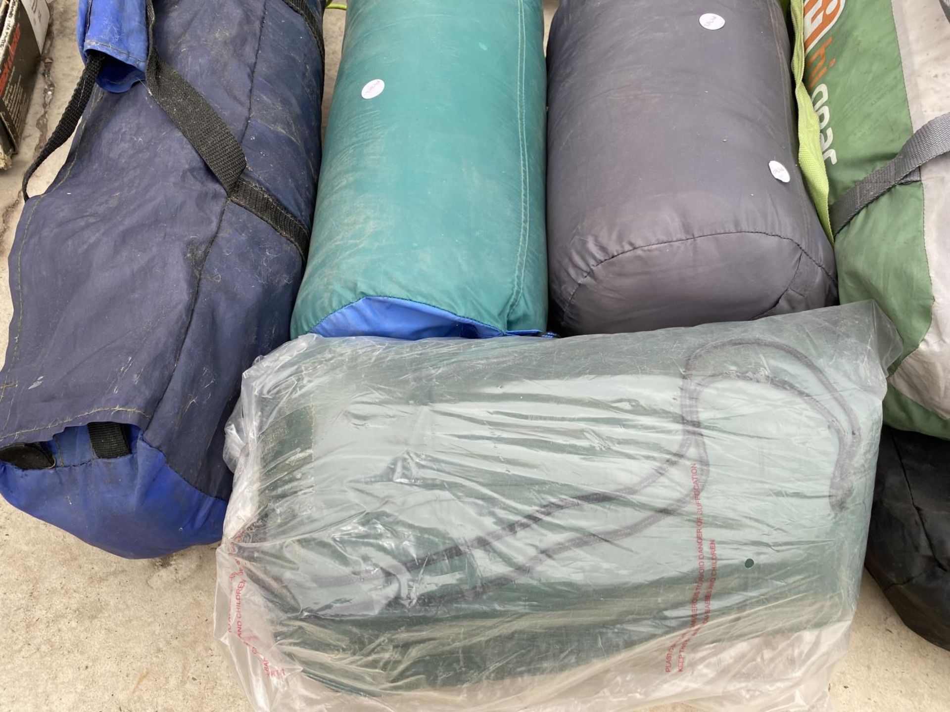 AN ASSORTMENT OF CAMPING ITEMS TO INCLUDE SLEEPING BAGS AND CHAIRS ETC - Image 5 of 5