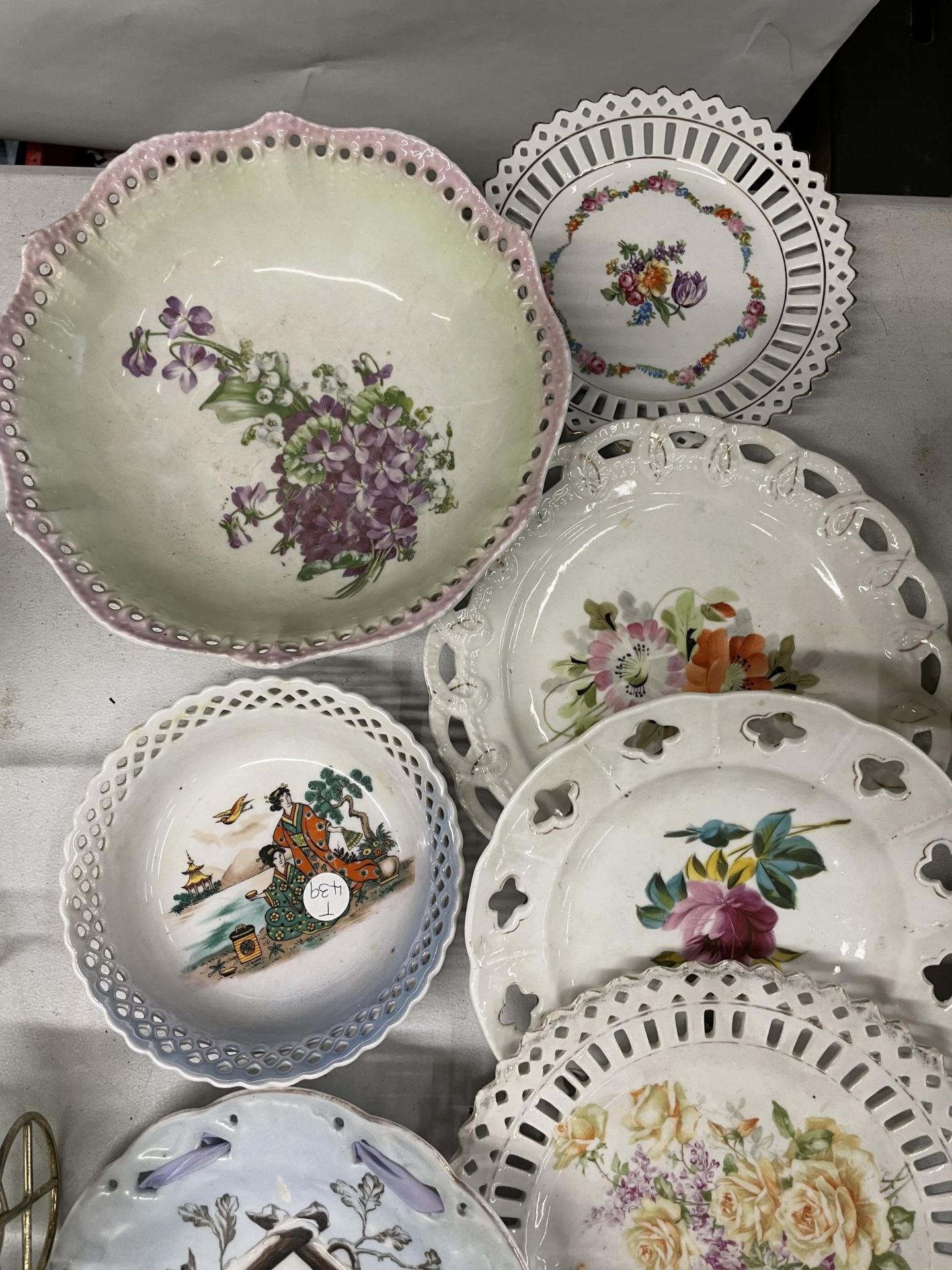 A QUANTITY OF CABINET PLATES, BOWLS, ETC - Image 2 of 3