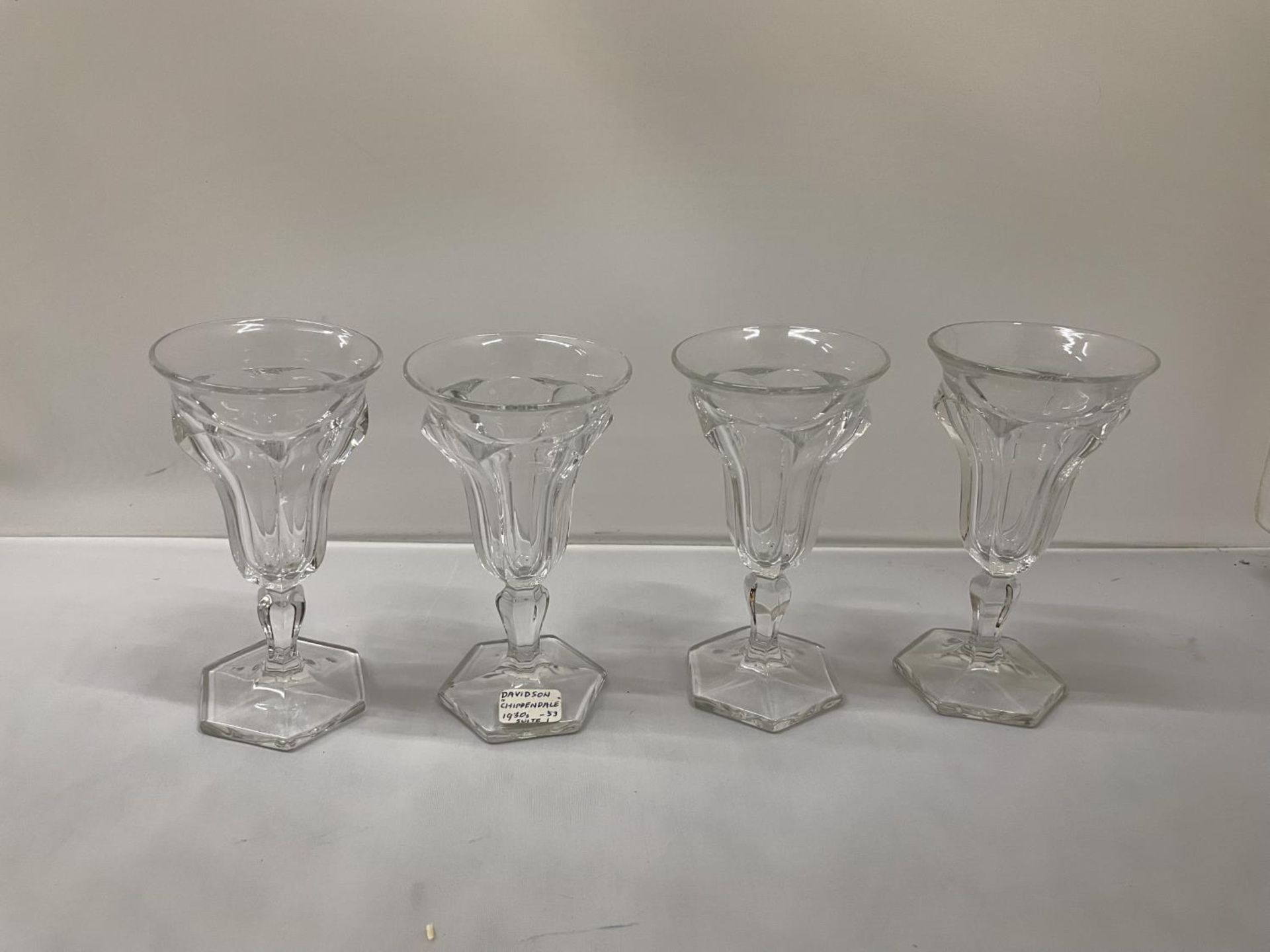 EIGHT HAND BLOWN GLASSES TO INCLUDE TWO DECEPTIVE PENNY LICKS, FOUR DAVIDSON CHIPPENDALE AND TWO - Bild 2 aus 4