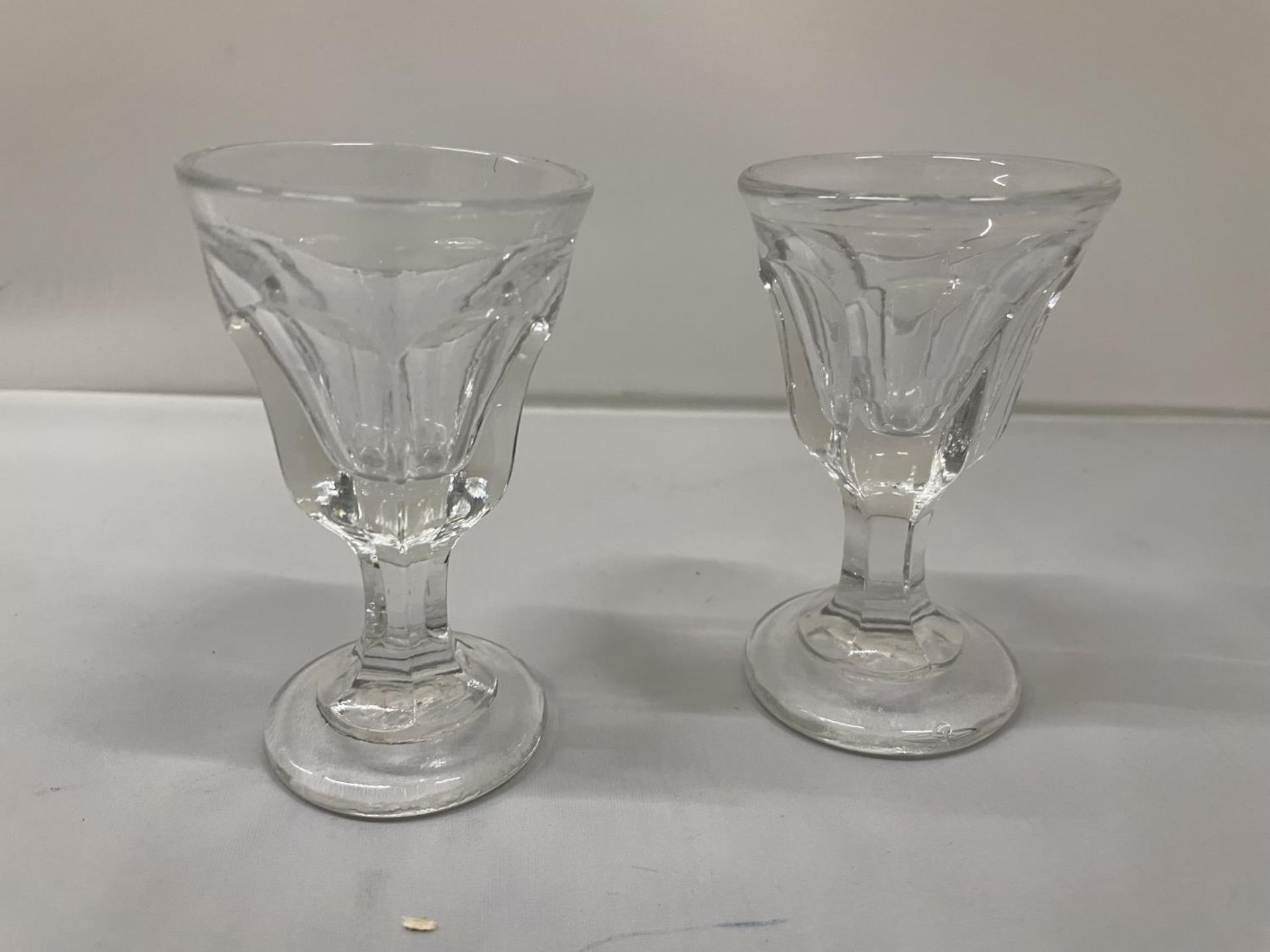 EIGHT HAND BLOWN GLASSES TO INCLUDE TWO DECEPTIVE PENNY LICKS, FOUR DAVIDSON CHIPPENDALE AND TWO - Bild 3 aus 4