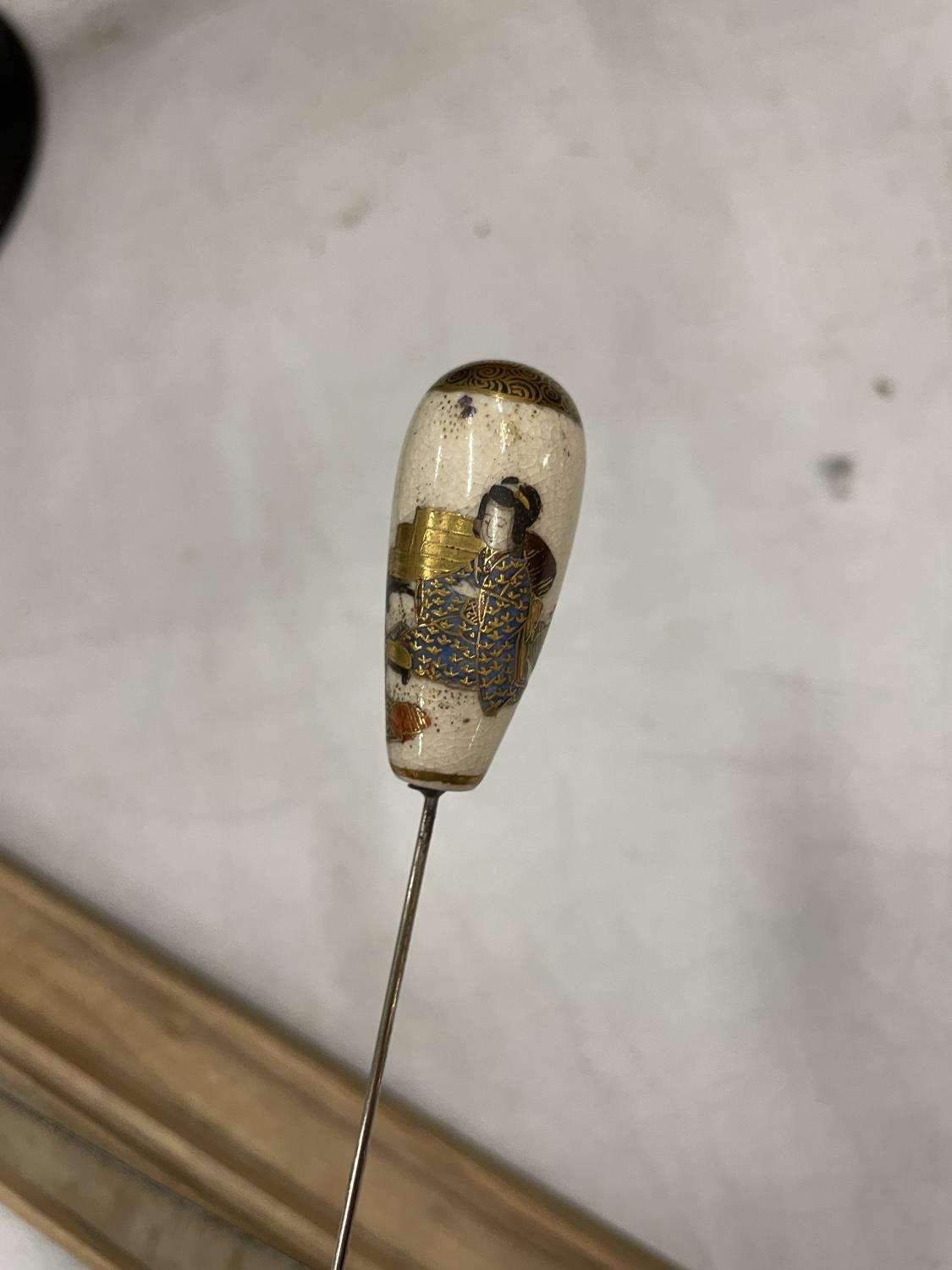 A PAIR OF ORIENTAL HAIR PINS IN A STORAGE BOX - Image 5 of 6