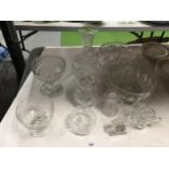 A QUANTITY OF GLASSWARE TO INCLUDE BOWLS, VASES, JUGS, ETC