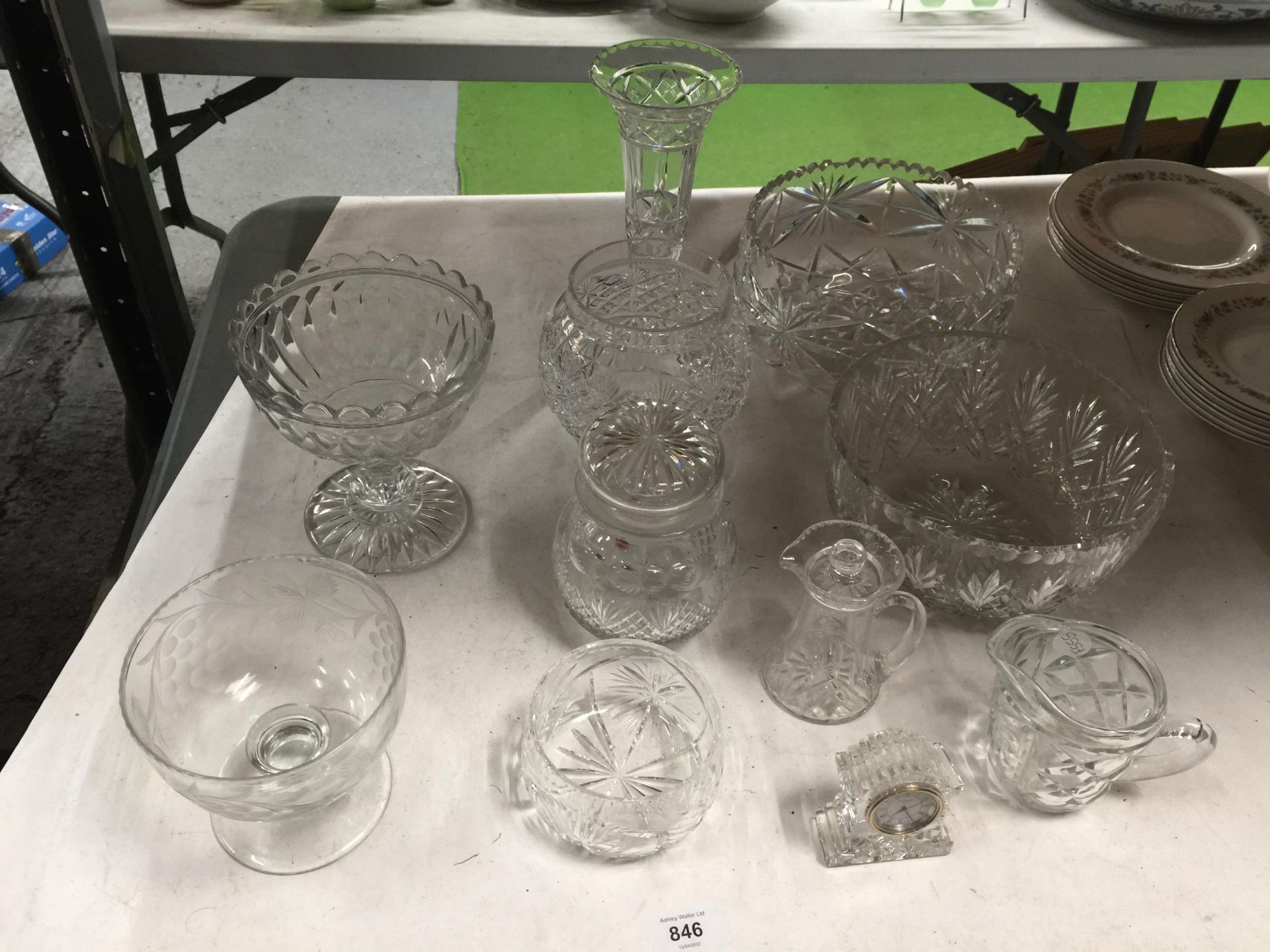 A QUANTITY OF GLASSWARE TO INCLUDE BOWLS, VASES, JUGS, ETC