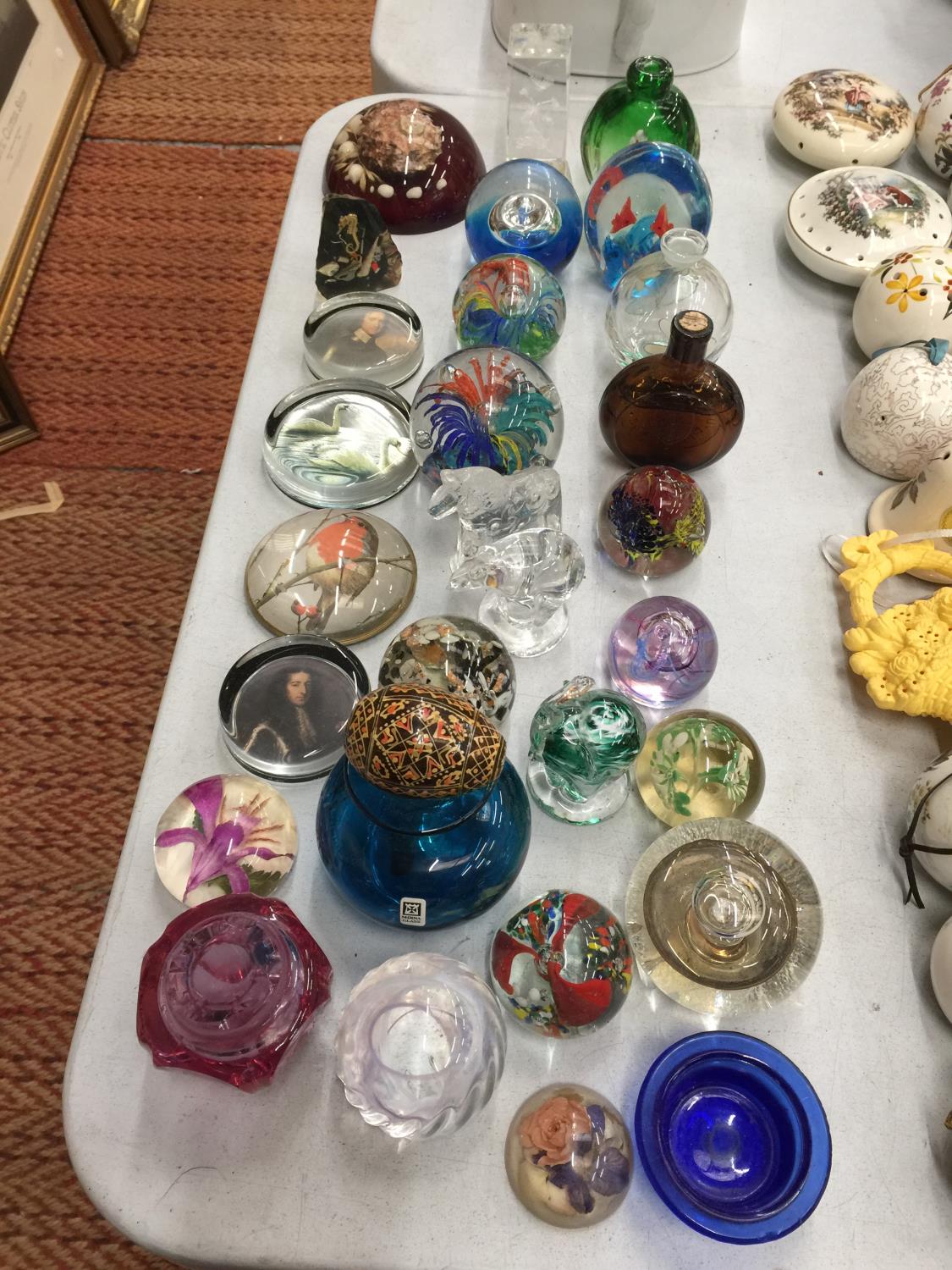 A COLLECTION OF GLASS PAPERWEIGHTS TO INCLUDE FLORAL, ANIMALS, ETC, PLUS A SIGNED M'DINA VASE - Bild 2 aus 8