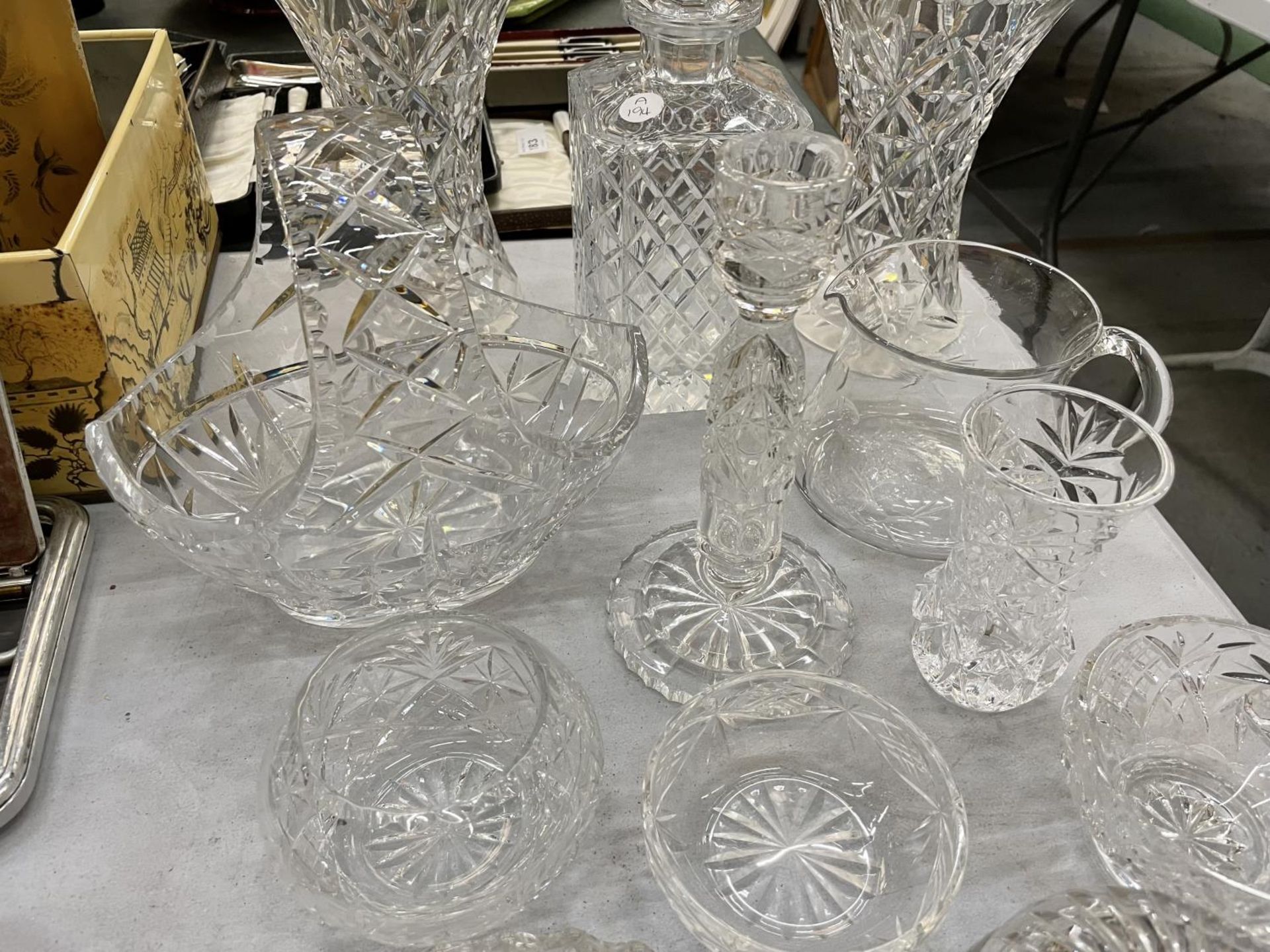 A QUANTITY OF GLASSWARE TO INCLUDE VASES, DECANTER, DISHES, JUGS, ETC - Image 3 of 4