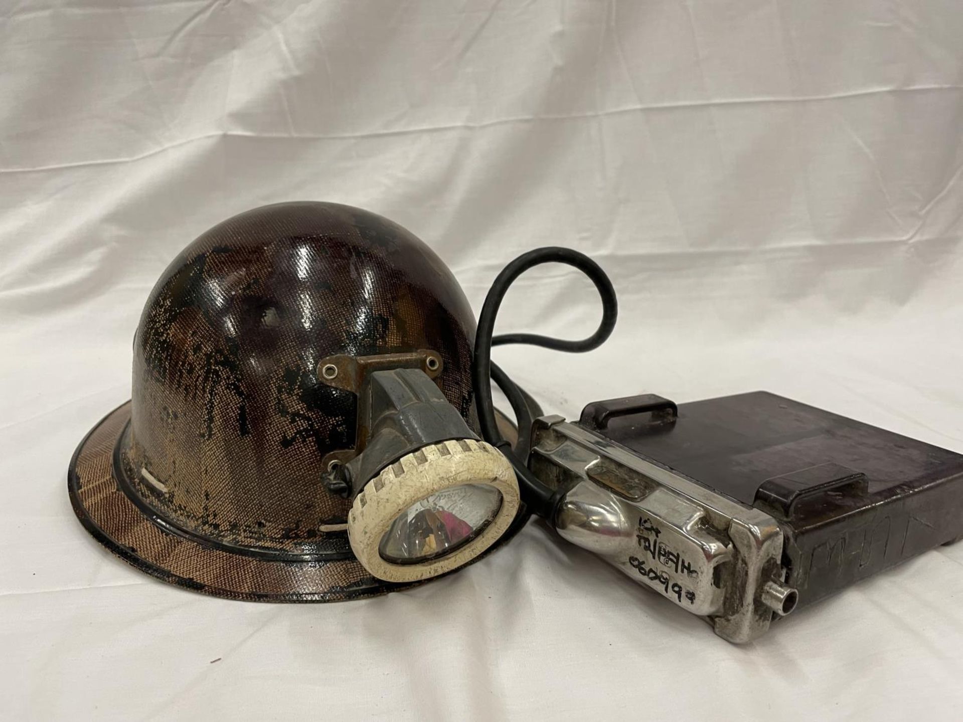 AN OLDHAM AND SONS MINERS LIGHT WITH BATTERY ON A HELMET - Bild 6 aus 6