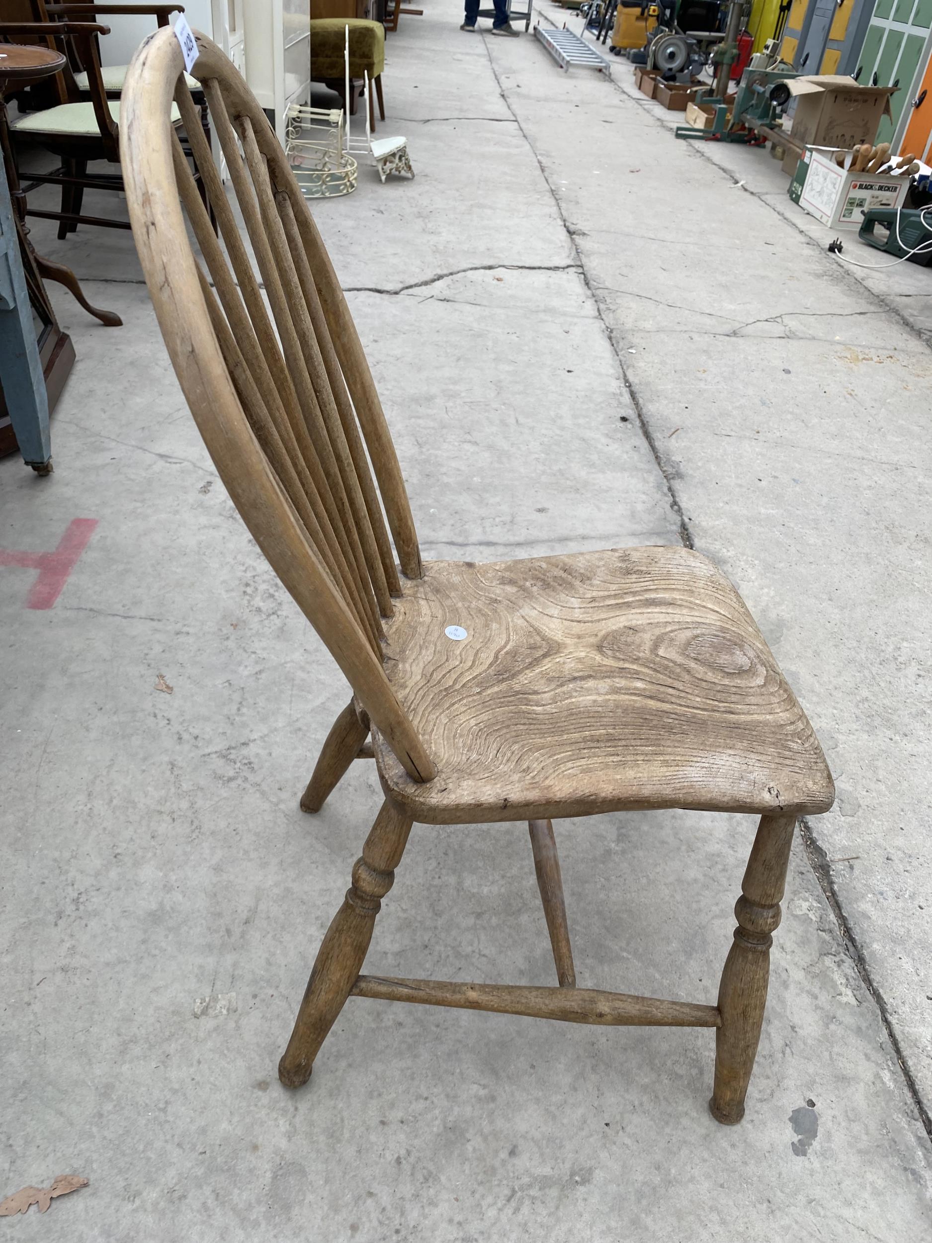 A CHILDS ELM AND BEECH WINDSOR STYLE CHAIR - Image 2 of 4