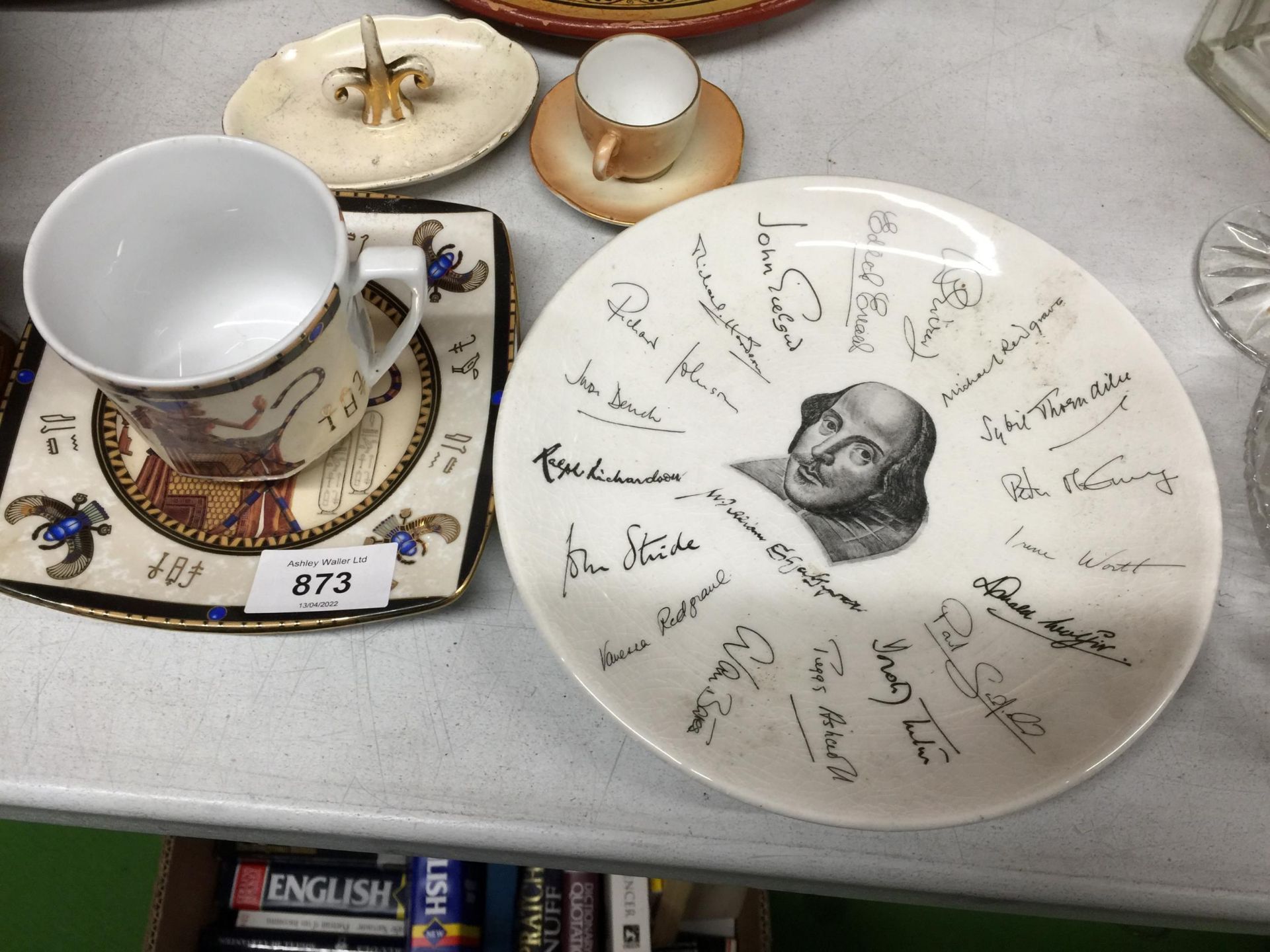 AN AMOUNT OF CERAMIC ITEMS TO INCLUDE A PRICES EGG CROCK, PLATES, BOWLS, ETC - Image 9 of 10