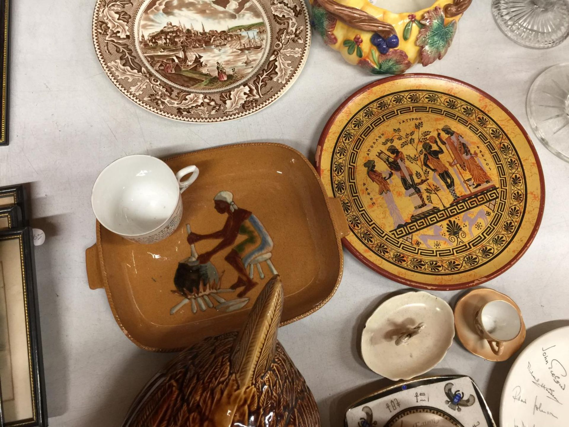 AN AMOUNT OF CERAMIC ITEMS TO INCLUDE A PRICES EGG CROCK, PLATES, BOWLS, ETC - Image 4 of 10