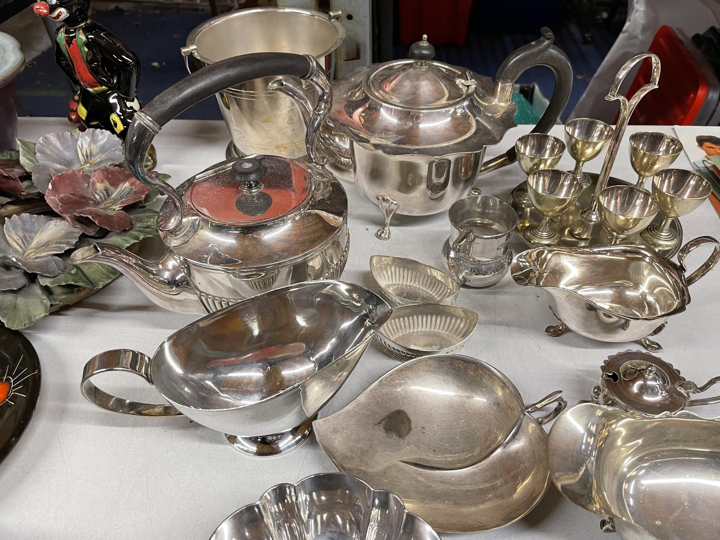 A COLLECTION OF SILVER PLATED ITEMS TO INCLUDE TEAPOTS, SAUCEBOATS, BOWLS, ICE BUCKET, ETC - Image 2 of 4