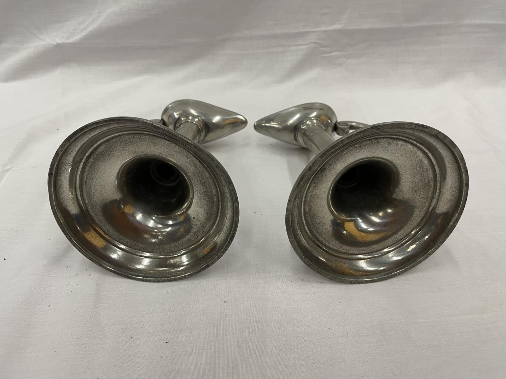 A PAIR OF MARKED 'A E WILLIAMS AND THOMAS E WILLIAMS' PEWTER CANDLESTICKS - Bild 5 aus 5