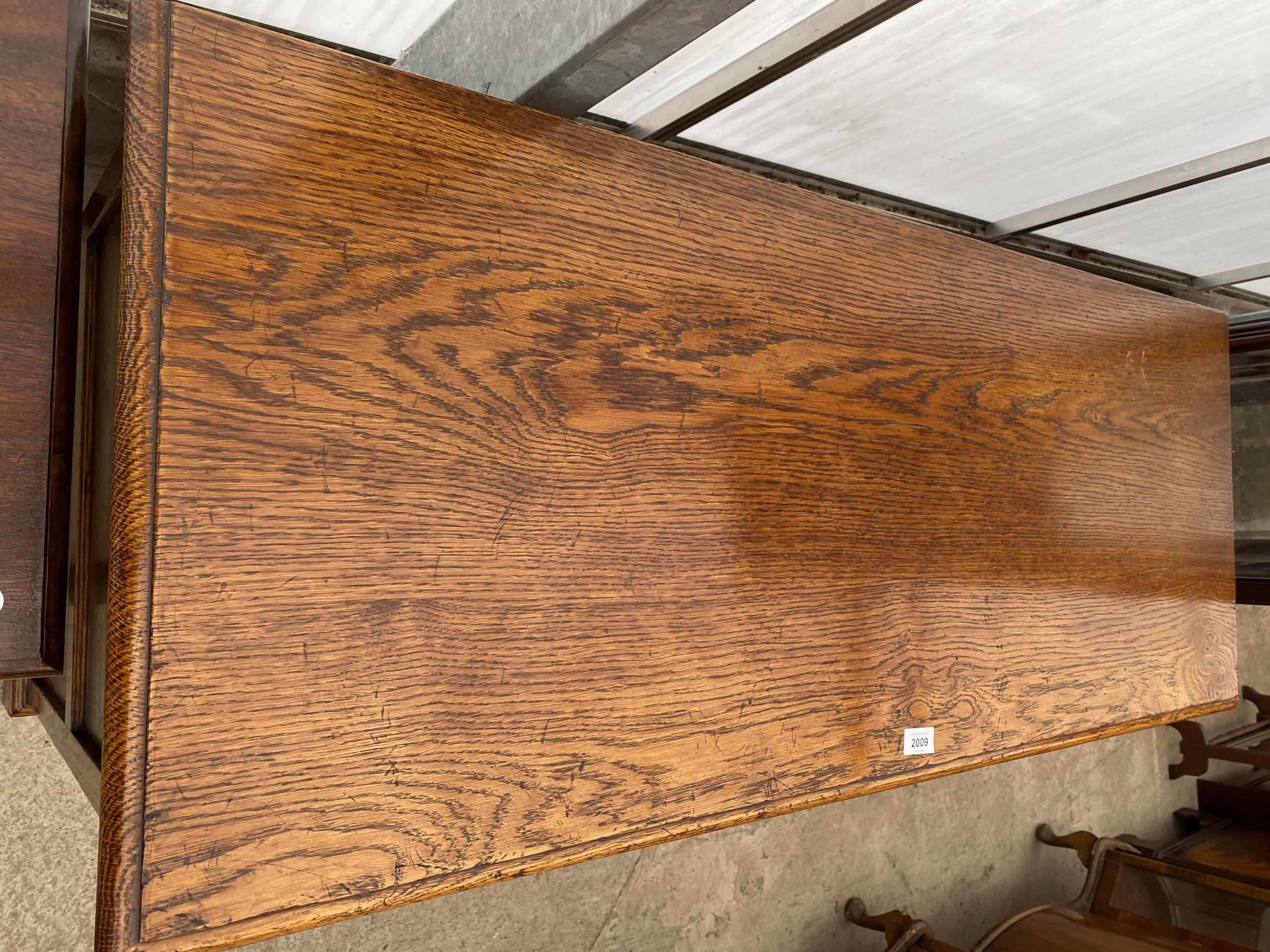 A GEORGE III STYLE LIGHT OAK DRESSER BASE ENCLOSING THREE SHORT AND TWO LONG DRAWERS AND TWO - Image 3 of 5