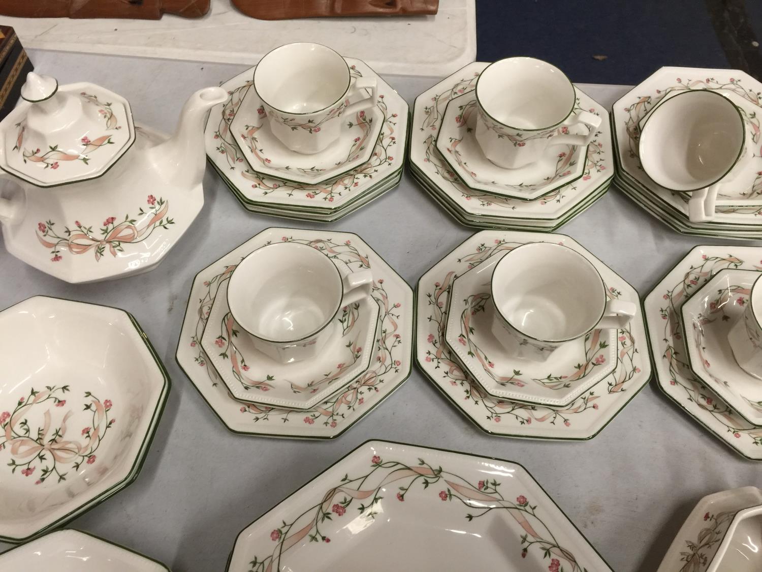 A LARGE AMOUNT OF JOHNSON BROTHERS 'ETTERNAL BEAU' DINNERWARE INCLUDING, DINNER AND SIDE PLATES, - Image 8 of 14