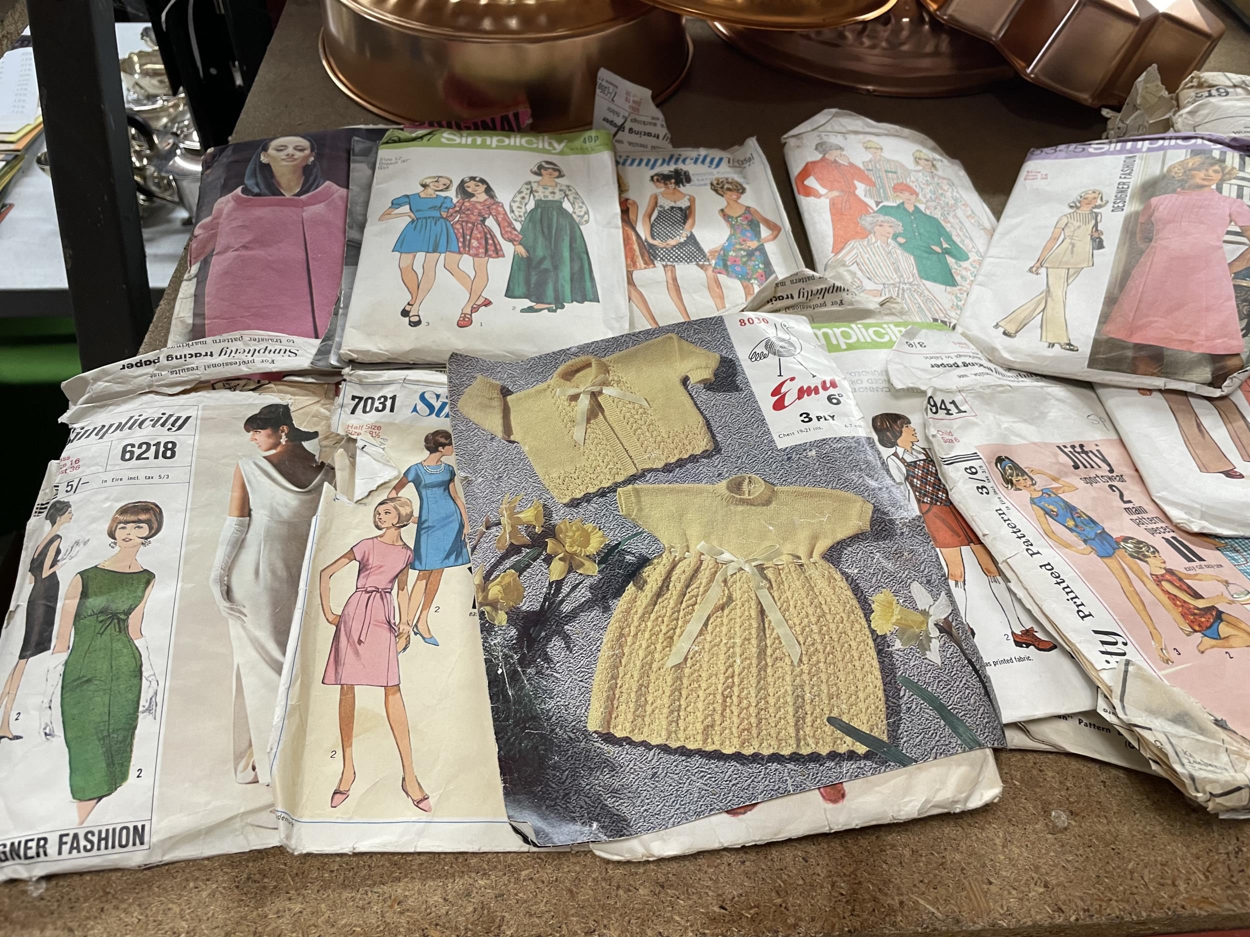 A LARGE QUANTITY OF SEWING PATTERNS INCLUDING BUTTERICK, SIMPLICITY, ETC - Bild 4 aus 4