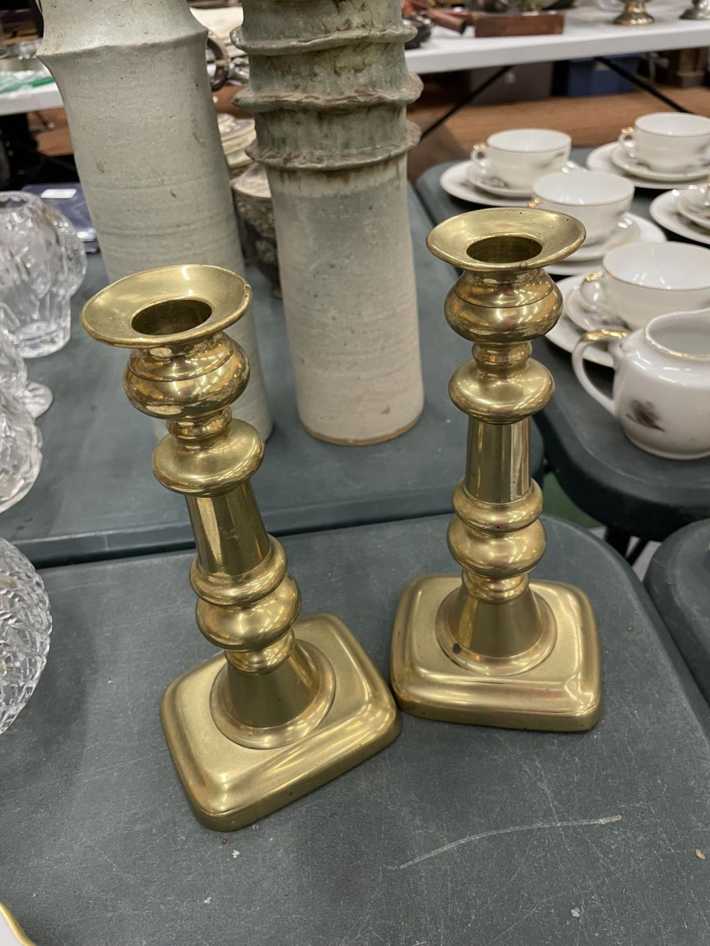 A PAIR OF BRASS CANDLESTICKS HEIGHT 22CM - Image 2 of 3