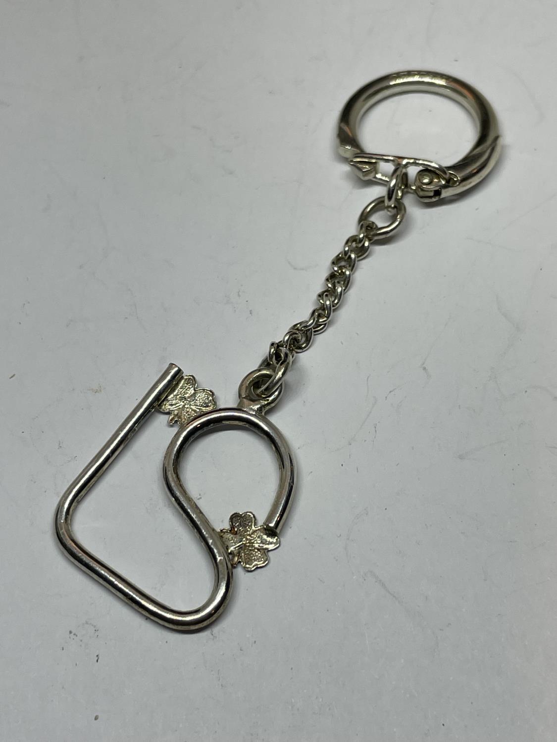 A HALLMARKED BIRMINGHAM SILVER 21 KEY RING WITH FOUR LEAF CLOVER DECORATION - Bild 4 aus 4