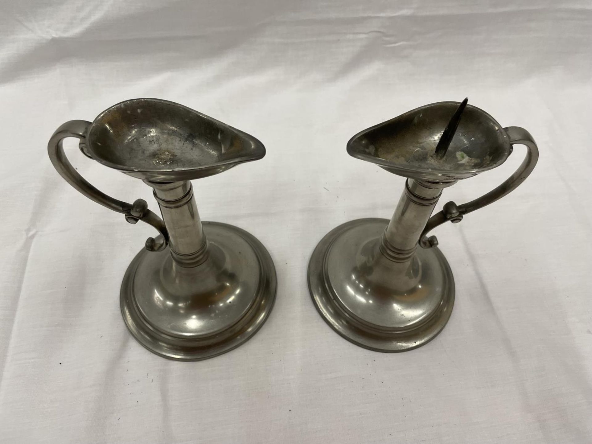 A PAIR OF MARKED 'A E WILLIAMS AND THOMAS E WILLIAMS' PEWTER CANDLESTICKS - Bild 2 aus 5