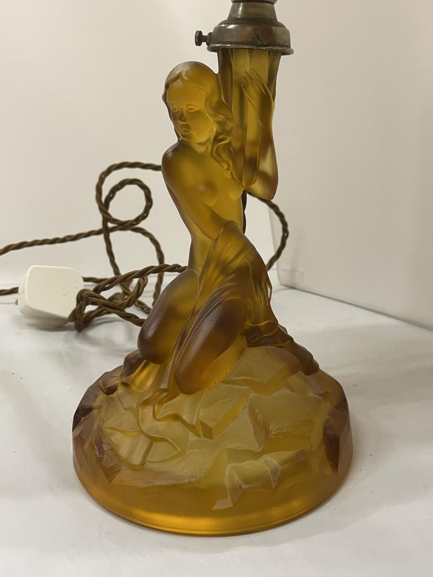 AN ART DECO STYLE AMBER COLOURED GLASS LAMP WITH THE BASE IN THE FORM OF A LADY AND A GEOMETRIC - Image 2 of 4