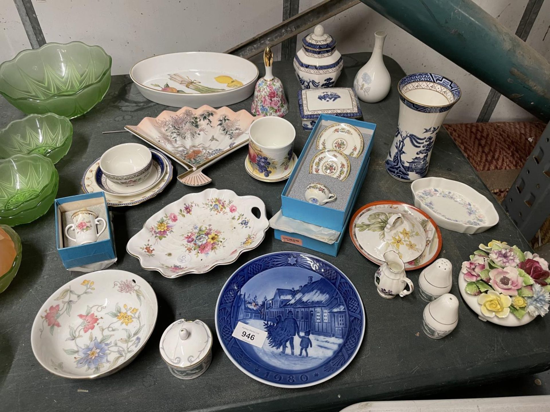 A QUANTITY OF CERAMIC AND CHINA ITEMS TO INCLUDE ROYAL COPENHAGEN PLATE, THREE PIECES OF BOOTHS '