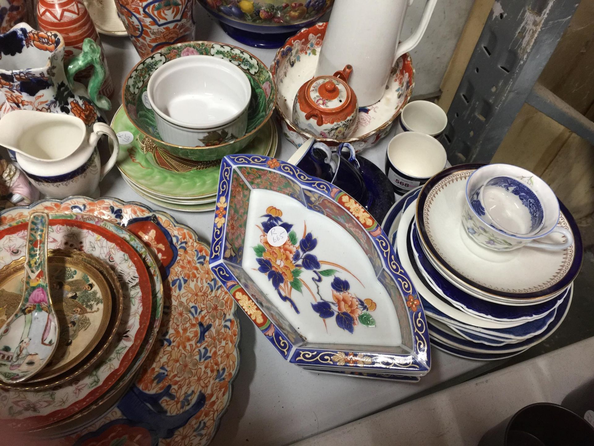 A COLLECTION OF CERAMICS TO INCLUDE AN IMARI PLATE- A/F, MASONS JUG- A/F, CROWN DUCAL BOWL, VASES, - Image 5 of 5