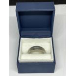 A TITANIUM GENTS RING IN A PRESENTATION BOX