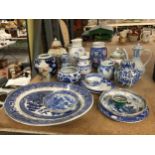 A QUANTITY OF BLUE AND WHITE POTTERY TO INCLUDE VASES, GINGER JARS, CUPS, ETC