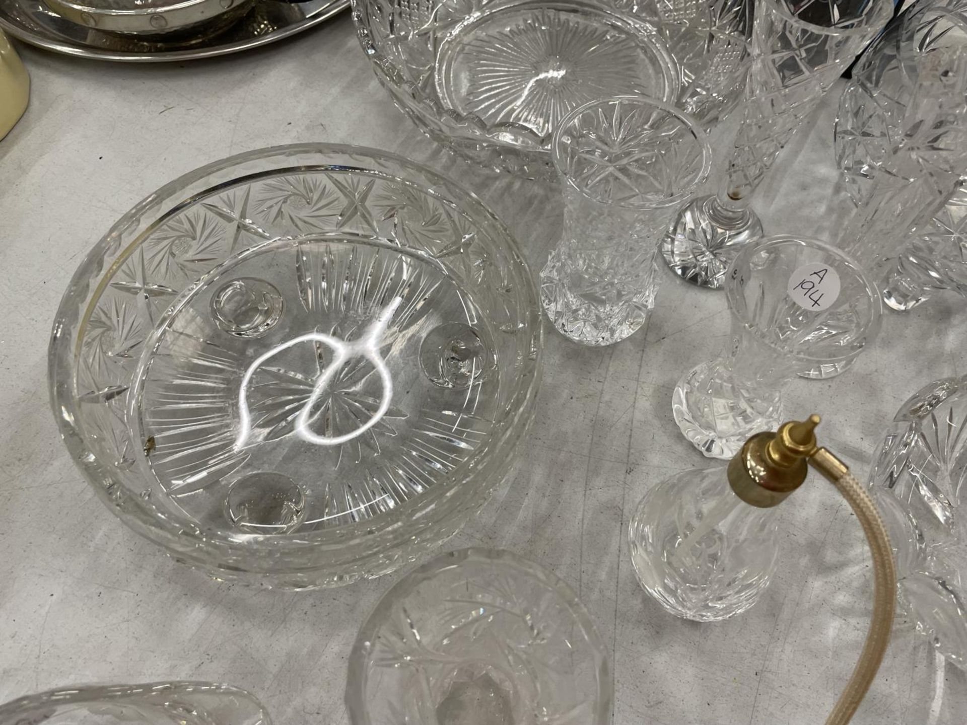 A QUANTITY OF CUT GLASS ITEMS TO INCLUDE SWAN DISHES, BOWLS, SCENT BOTTLE, VASES, ETC - Image 4 of 6