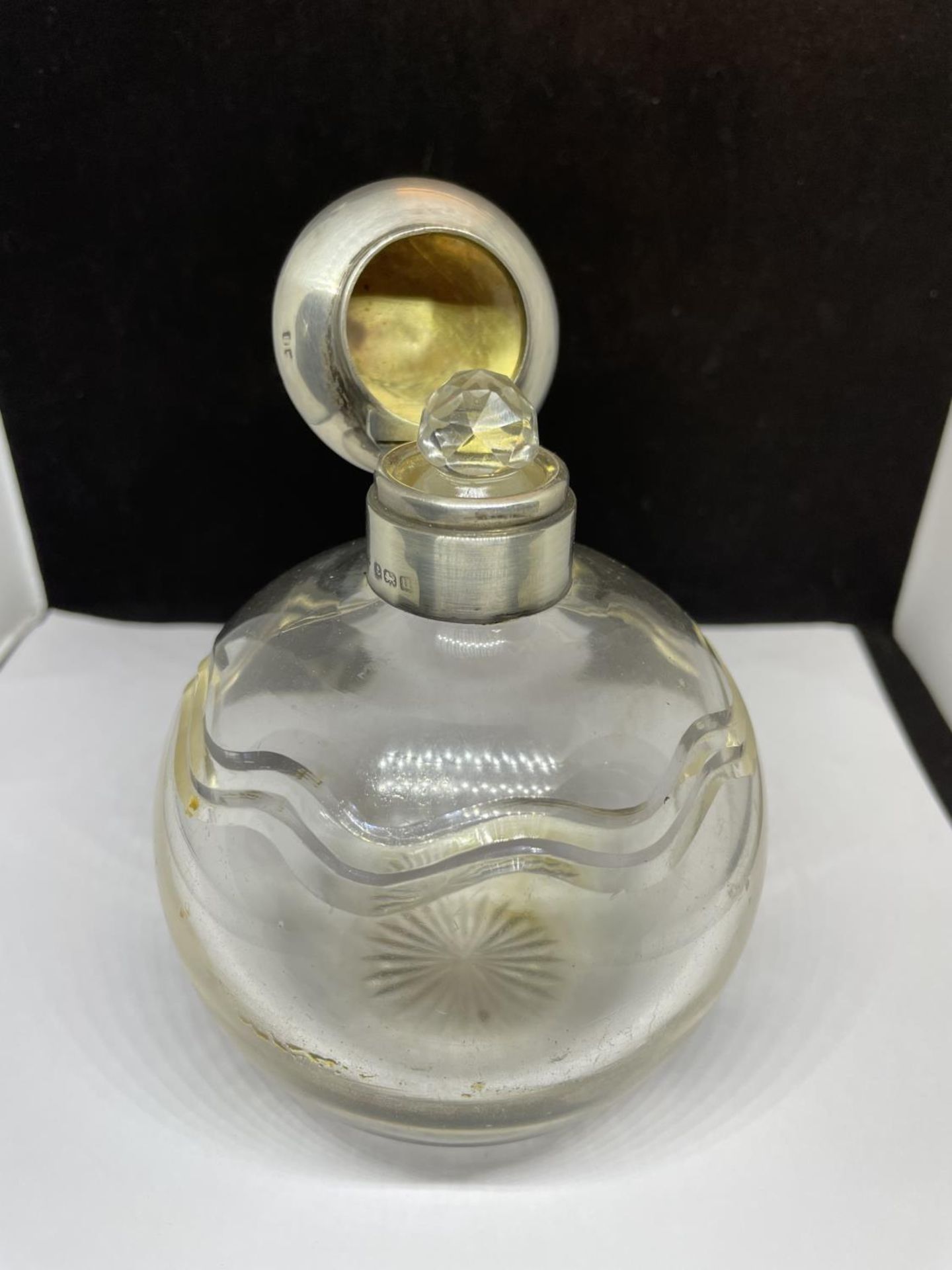 A LARGE GLASS PERFUME BOTTLE WITH HALLMARKED BIRMINGHAM SILVER TOP AND A STOPPER - Image 6 of 10