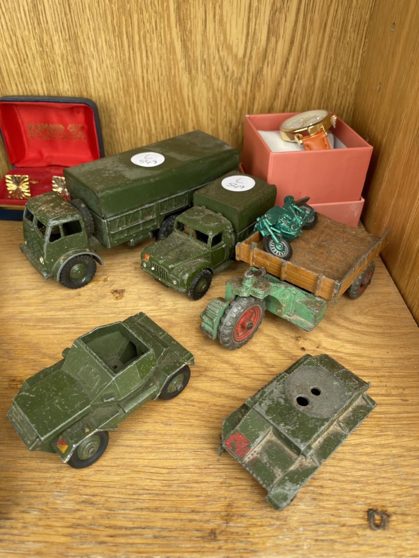AN ASSORTMENT OF ITEMS TO INCLUDE A KODAK BROWNIE CAMERA, DINKY TOY ARMY VEHICLES AND A SMALL TIN OF - Image 4 of 10