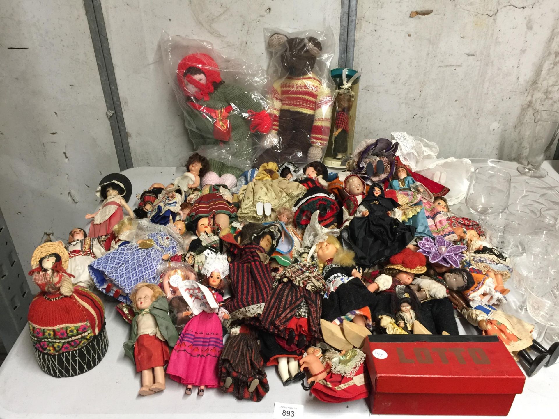 A LARGE QUANTITY OF COLLECTABLE DOLLS IN VARIOUS COSTUMES