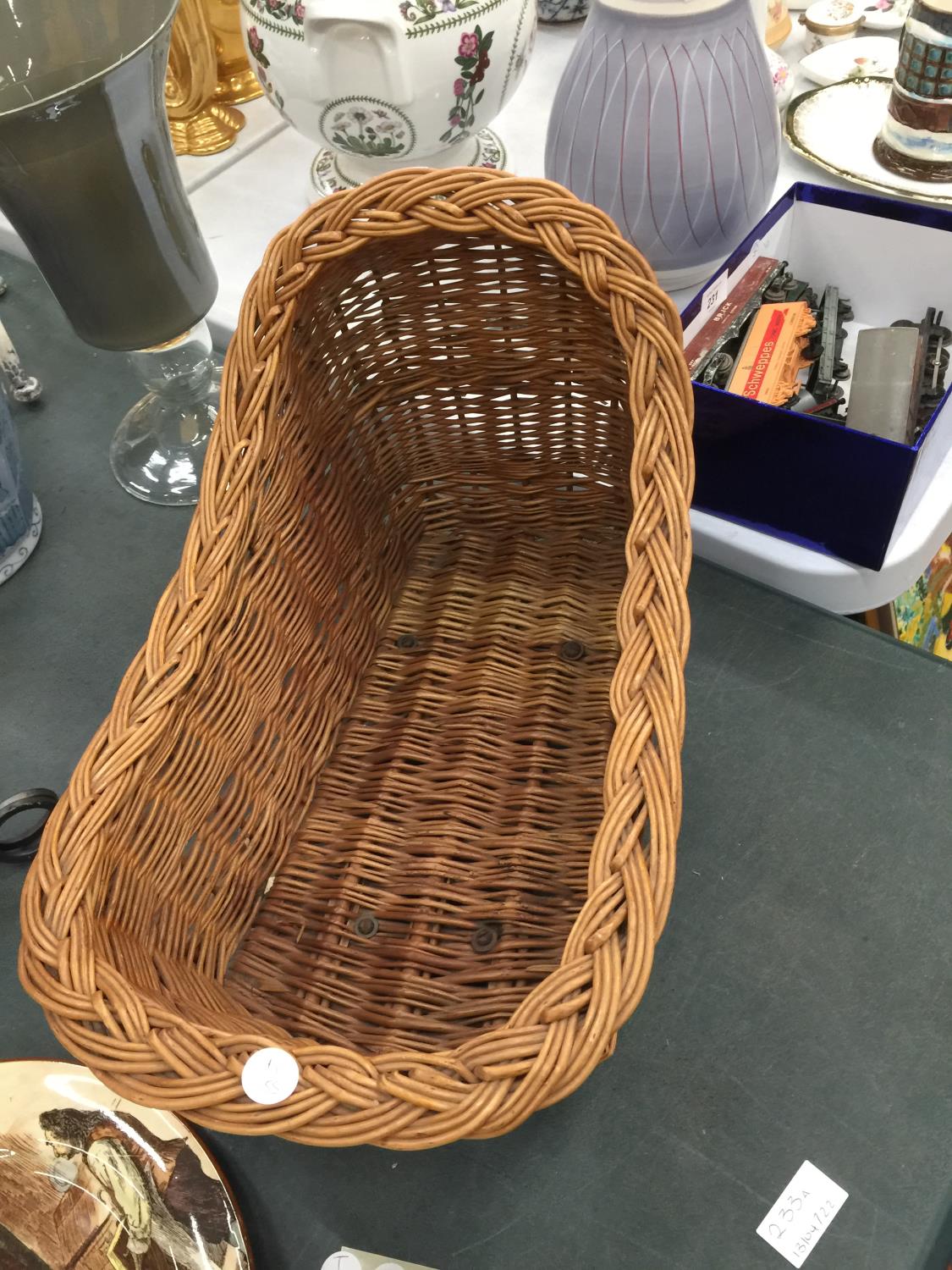 A CHILD'S/DOLL'S CARVED BONE HANDLED PARASOL AND A DOLL'S WICKER ROCKING CRADLE - Bild 6 aus 6