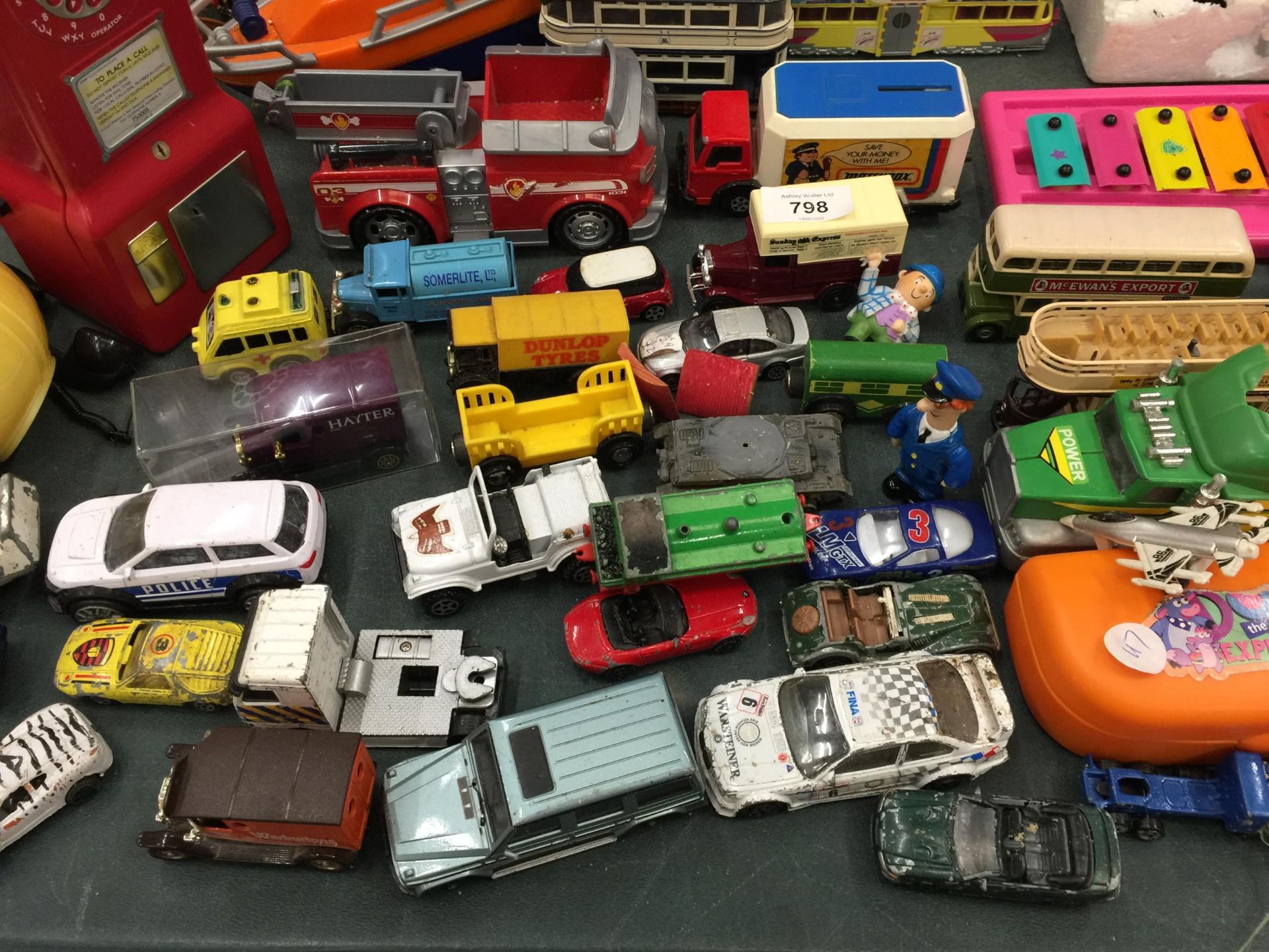 A QUANTITY OF TOYS TO INCLUDE DIE-CAST CARS, TOY STORY 'WOODY', DISNEY FIGURES, ETC - Image 7 of 14