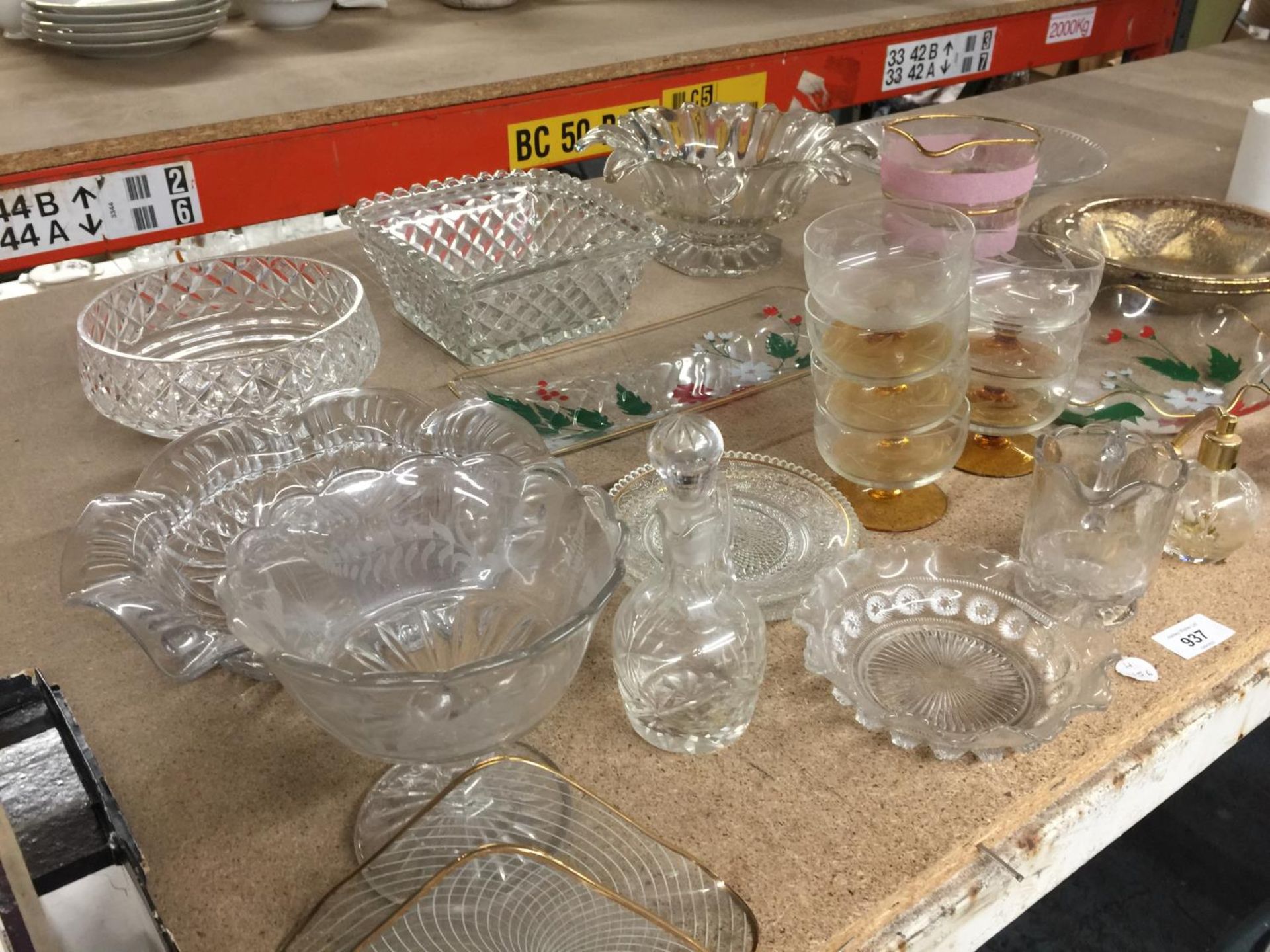 A LARGE AMOUNT OF GLASSWARE TO INCLUDE BOWLS, JUGS, SCENT BOTTLE, PLATES, ETC