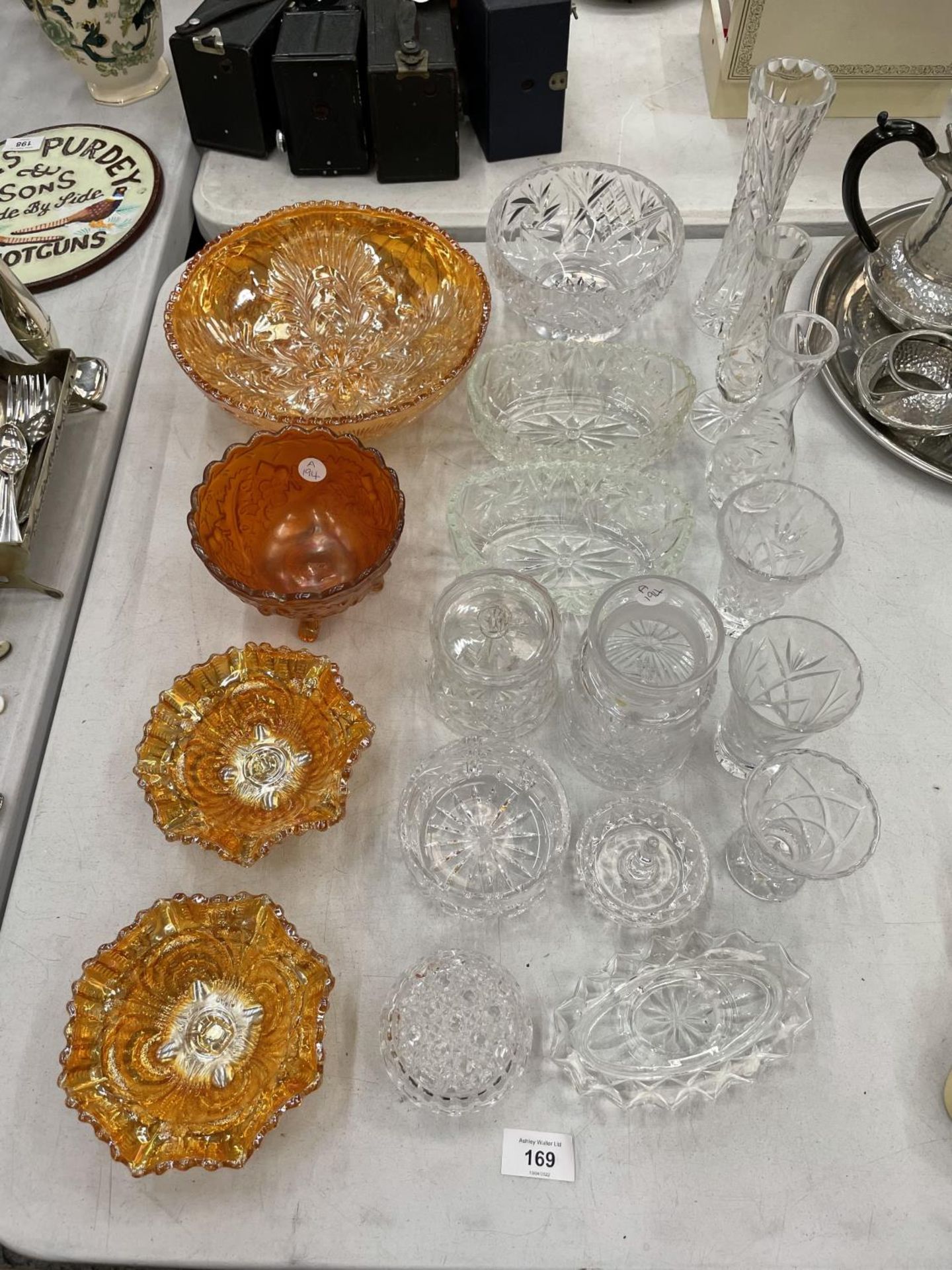 A QUANTITY OF GLASSWARE TO INCLUDE TRINKET DISHES, VASES, ETC, PLUS FOUR PIECES OF AMBER CARNIVAL