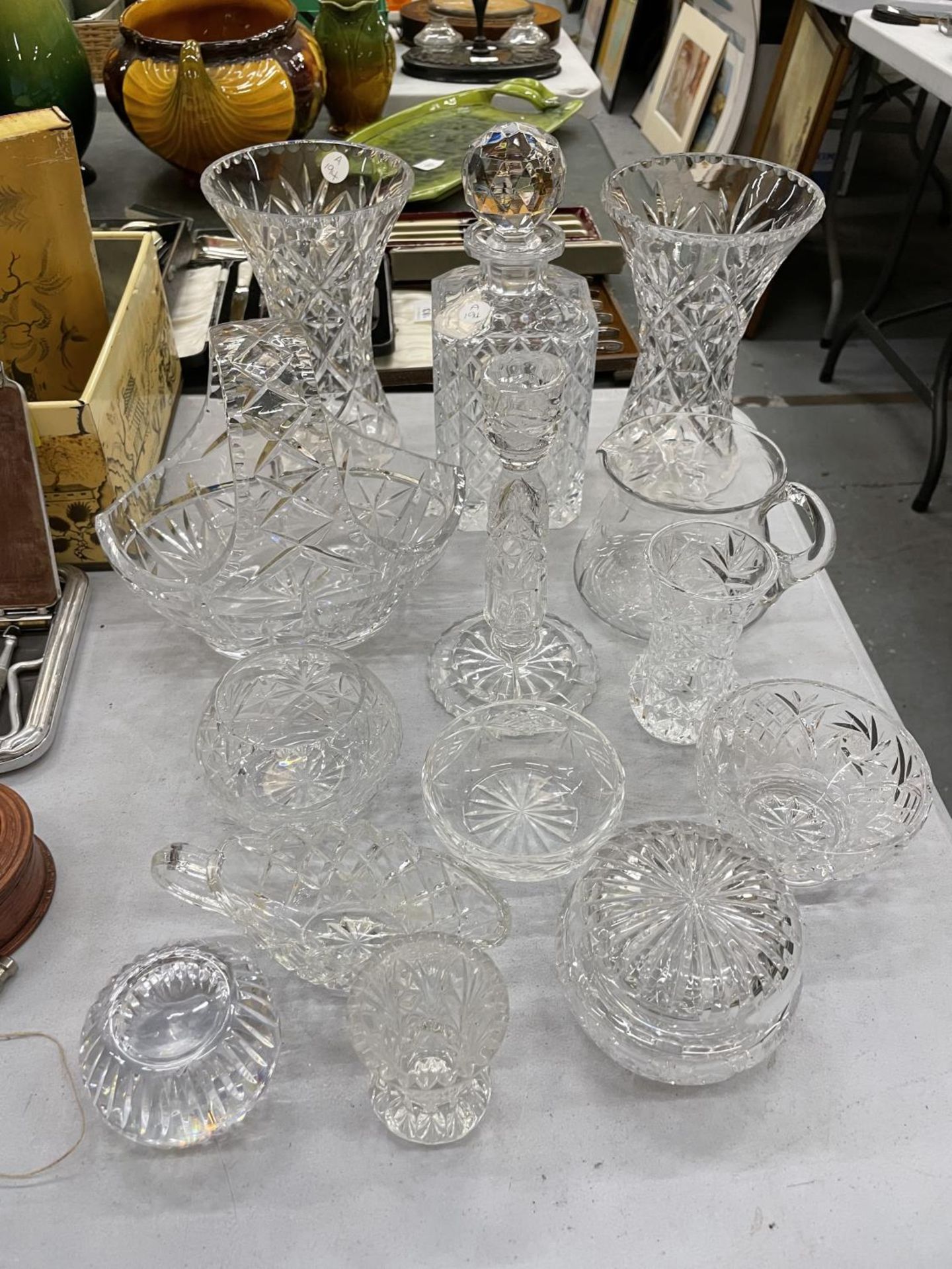 A QUANTITY OF GLASSWARE TO INCLUDE VASES, DECANTER, DISHES, JUGS, ETC